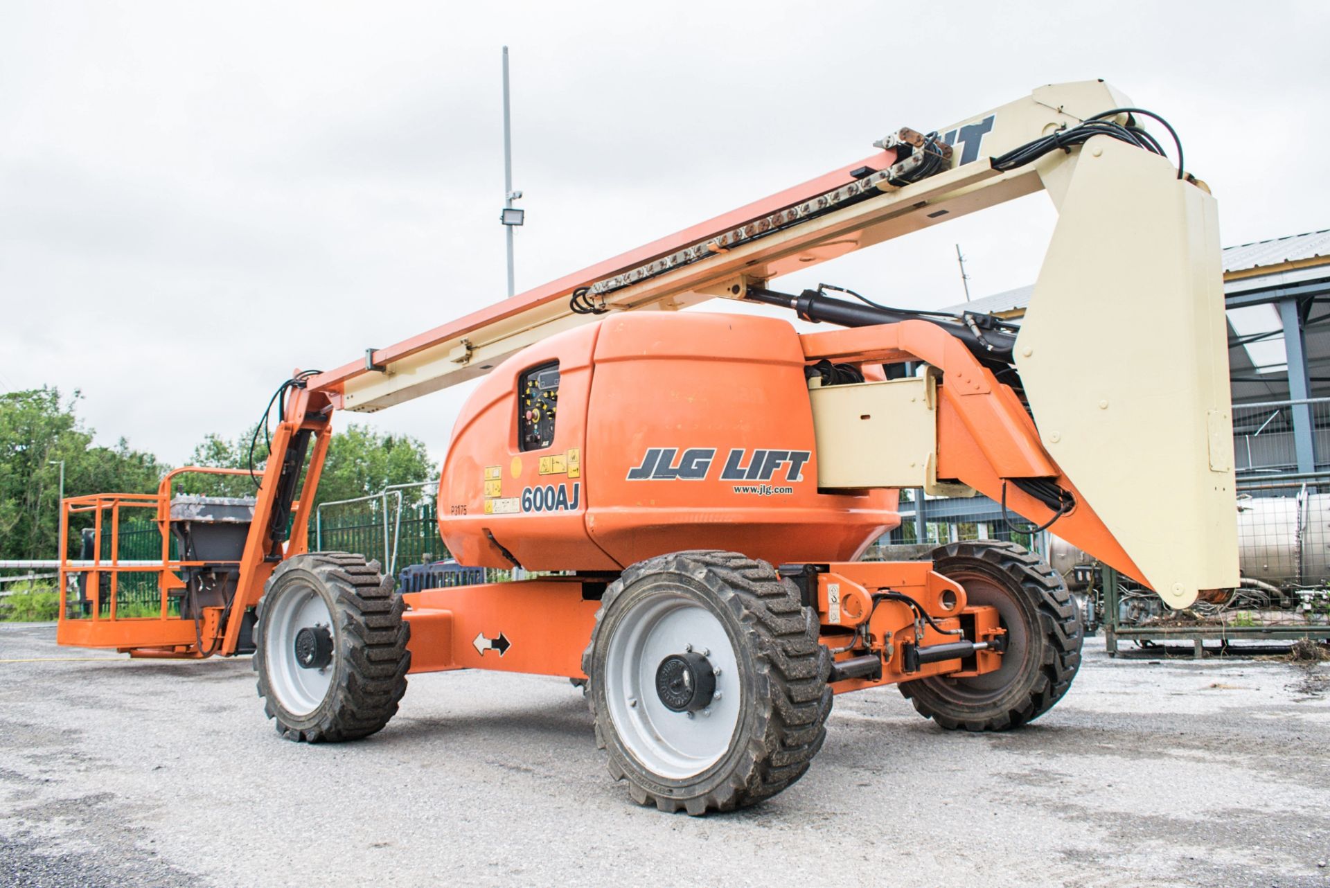 JLG 600AJ 60 ft diesel driven 4WD articulated boom lift Year: 2008 S/N: 123422 Recorded Hours: - Image 4 of 19