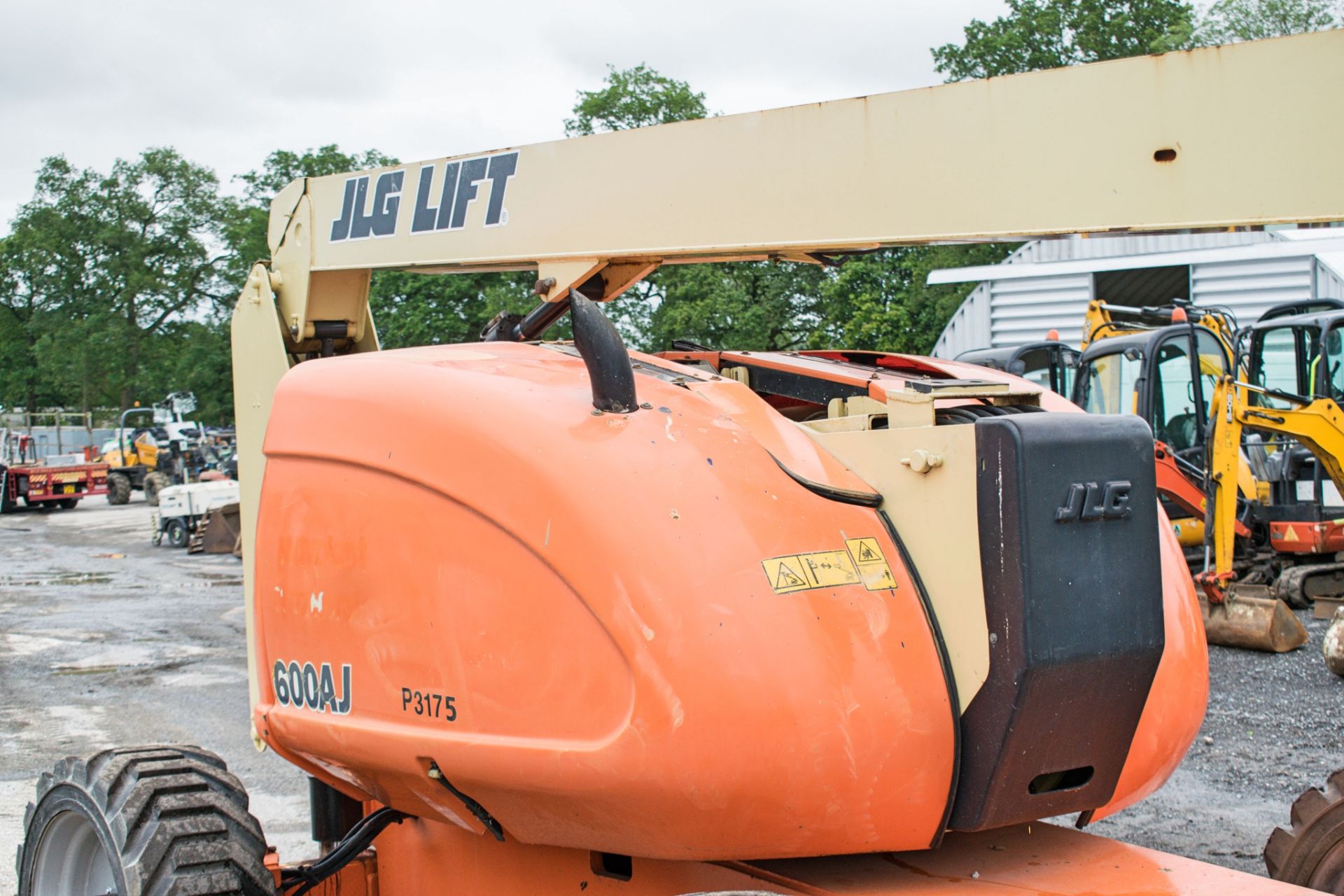 JLG 600AJ 60 ft diesel driven 4WD articulated boom lift Year: 2008 S/N: 123422 Recorded Hours: - Image 12 of 19