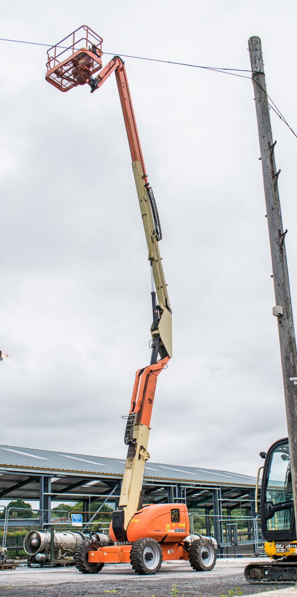 JLG 600AJ 60 ft diesel driven 4WD articulated boom lift Year: 2008 S/N: 123422 Recorded Hours: - Image 13 of 19