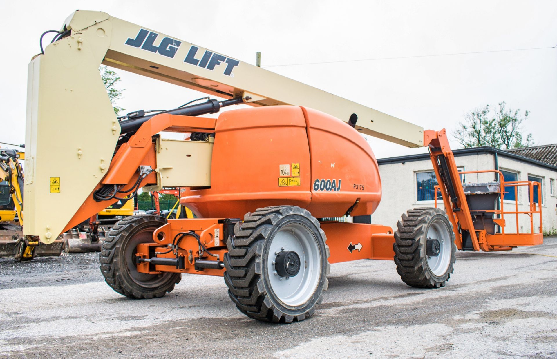 JLG 600AJ 60 ft diesel driven 4WD articulated boom lift Year: 2008 S/N: 123422 Recorded Hours: - Image 3 of 19