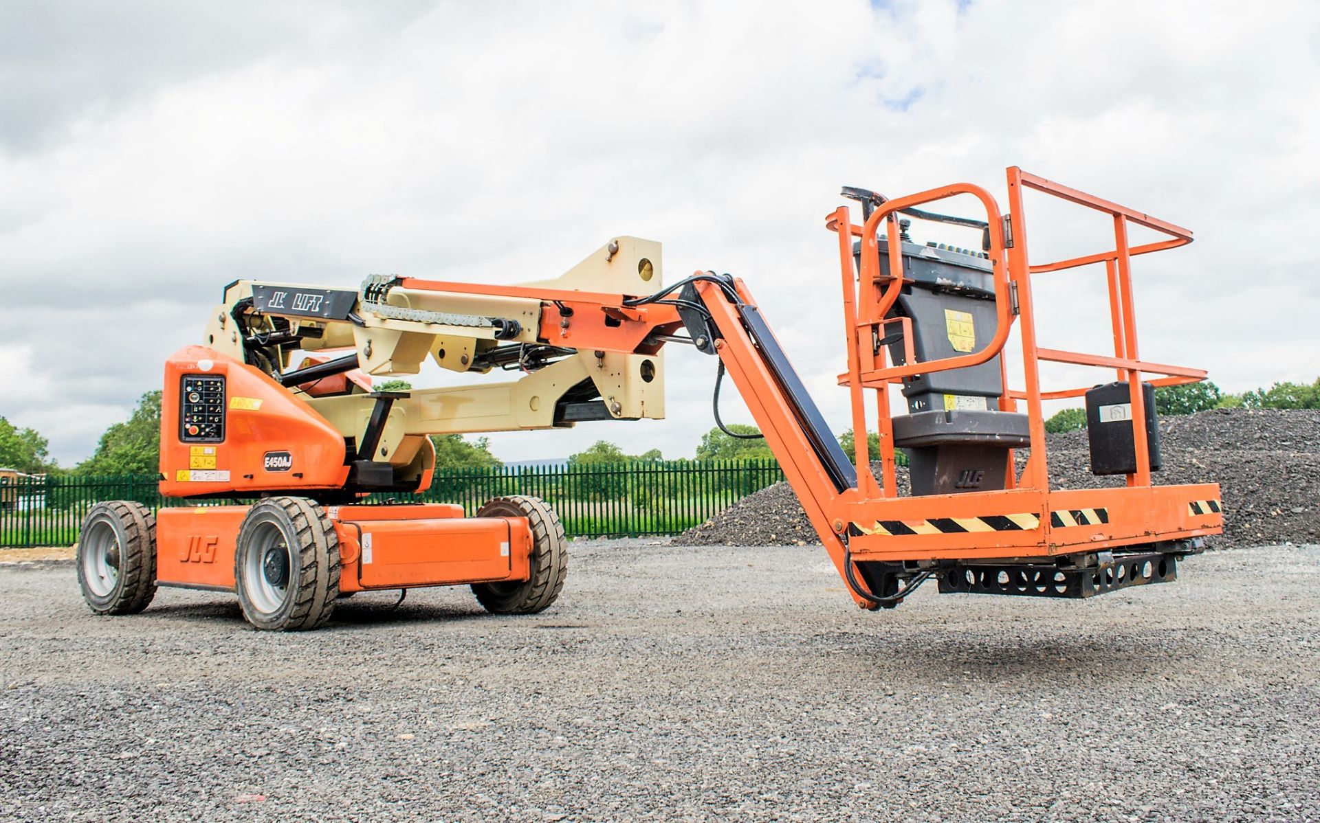 JLG E450AJ battery electric articulated boom access platform Year: 2014 S/N: 189435 Recorded - Image 2 of 18