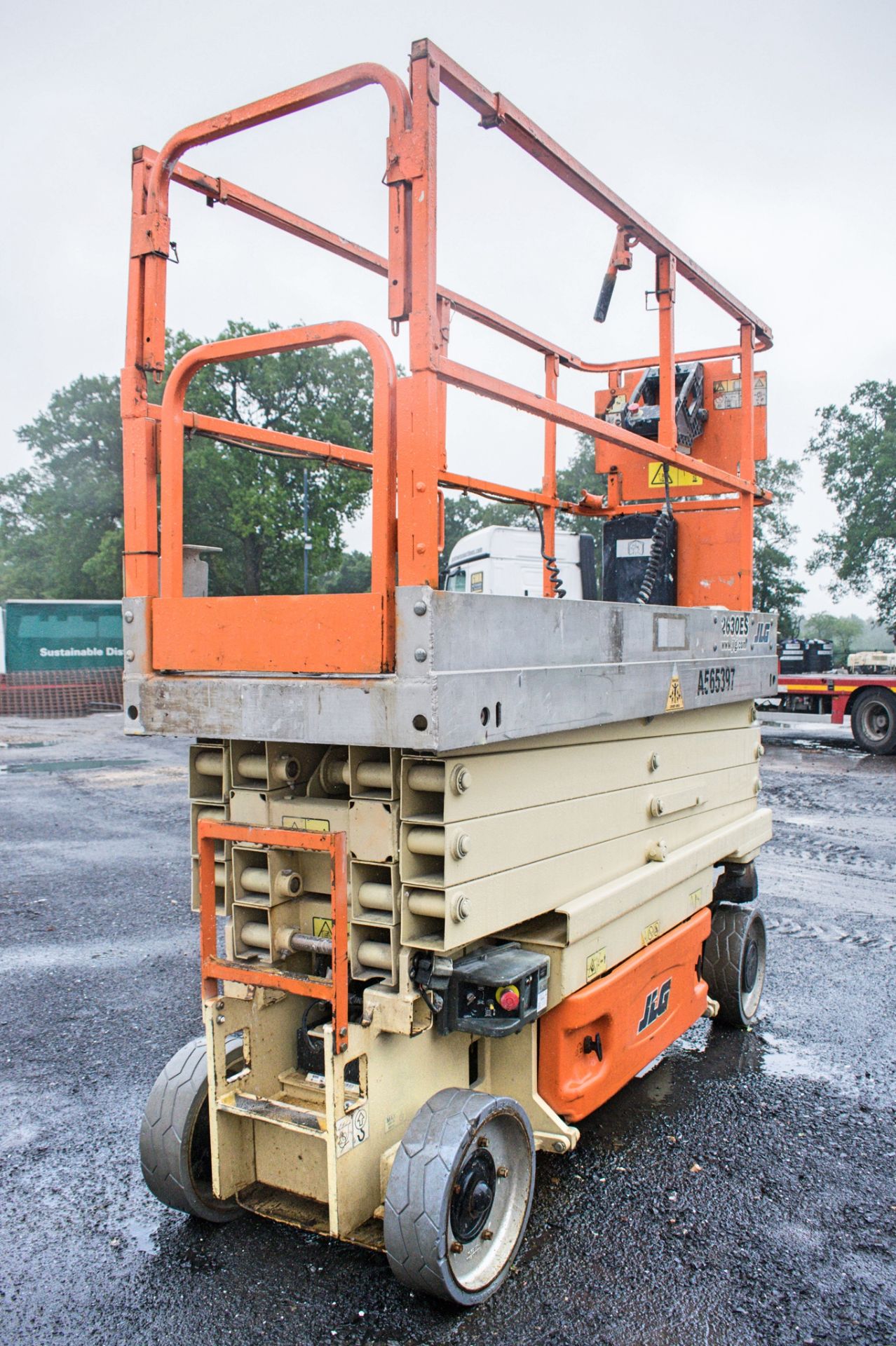 JLG 2630ES battery electric scissor lift Year: 2011 S/N: 1931 Recorded Hours: 329 A565397 - Image 4 of 9