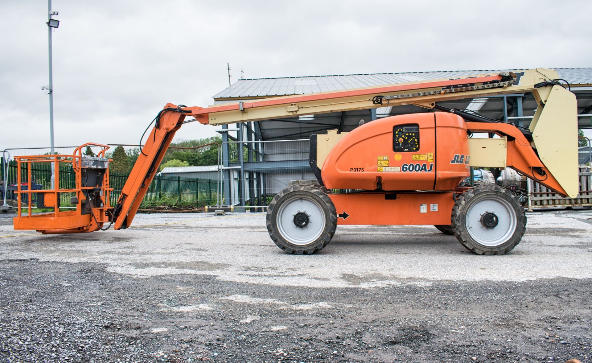 JLG 600AJ 60 ft diesel driven 4WD articulated boom lift Year: 2008 S/N: 123422 Recorded Hours: - Image 7 of 19