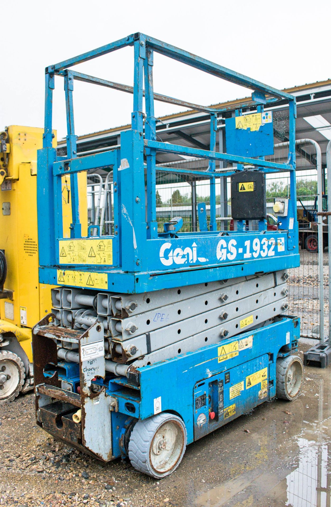 Genie GS1932 battery electric scissor lift Recorded Hours: 1465 - Image 2 of 4