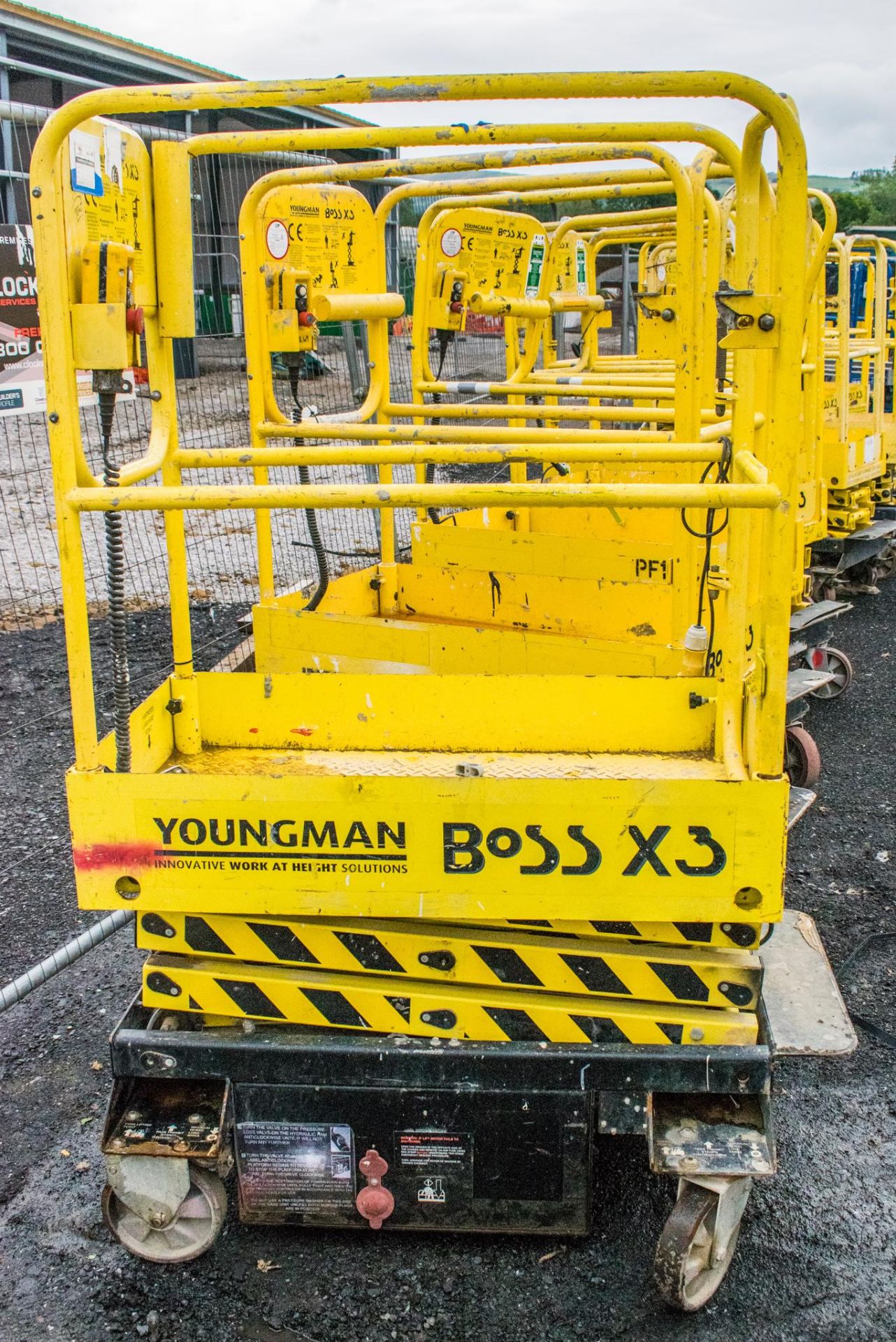 Boss X3 battery electric push around access platform Year: 2013 S/N: 11996 SESE0007538 - Image 2 of 3