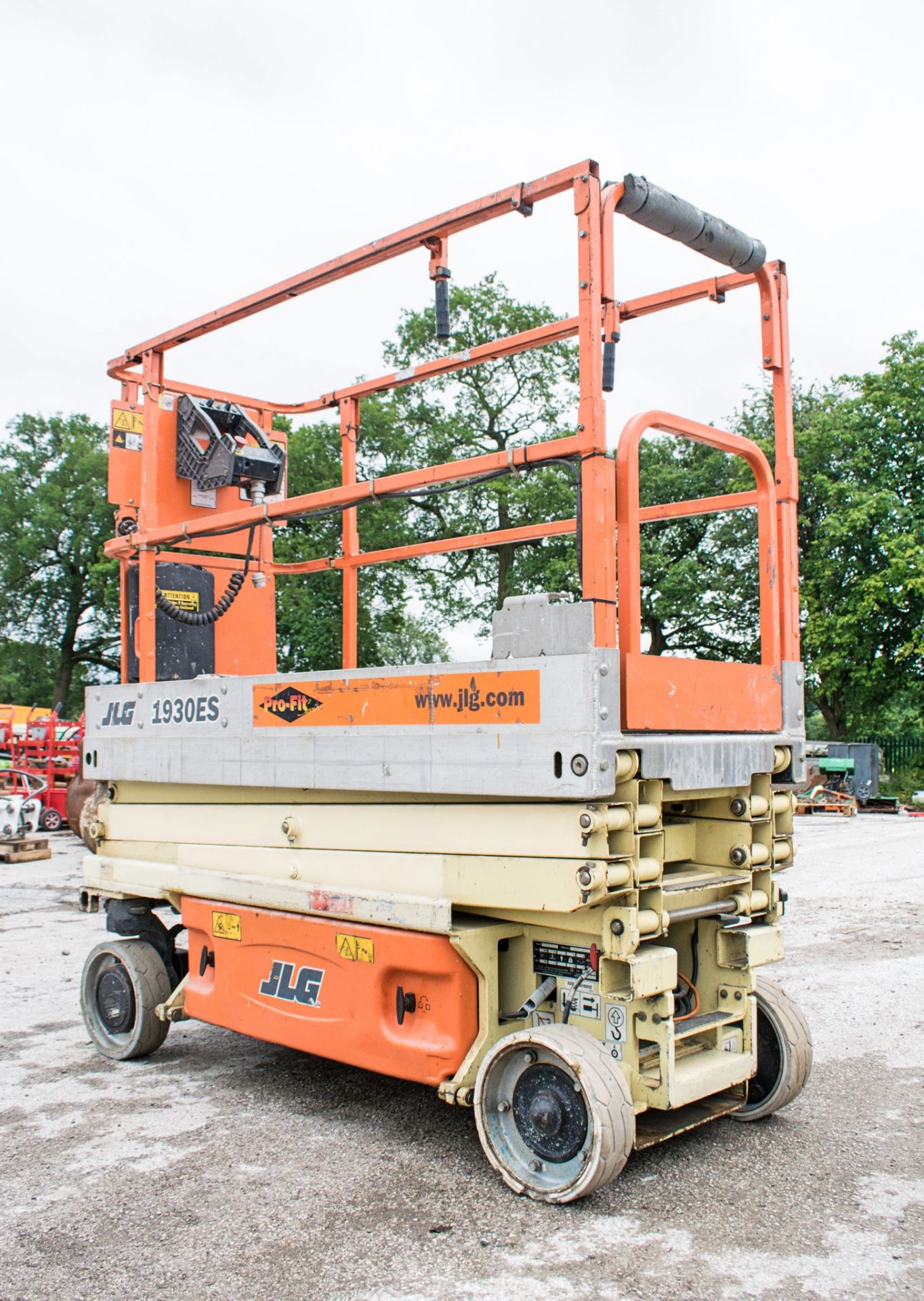 JLG 1930ES battery electric scissor lift Year: 2007 S/N: 16378 Recorded Hours: 220 - Image 2 of 12