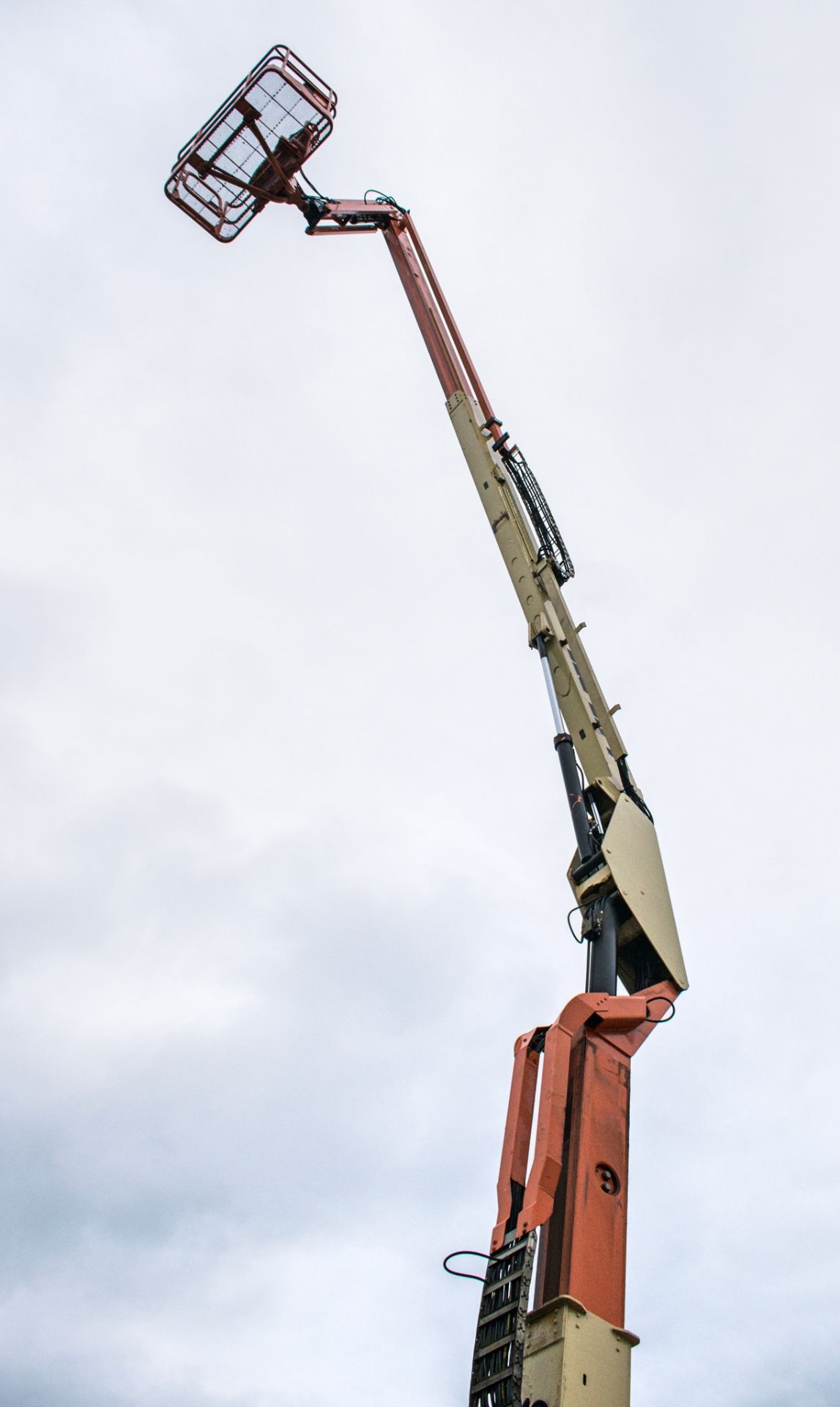 JLG 600AJ 60 ft diesel driven 4WD articulated boom lift Year: 2008 S/N: 123422 Recorded Hours: - Image 14 of 19