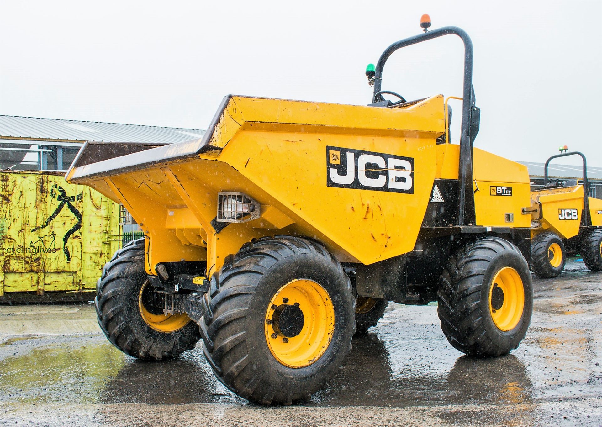 JCB 9TFT 9 tonne straight skip dumper  Reg No.: MF67 UBG Year: 2017  c/w V5 Road Registration