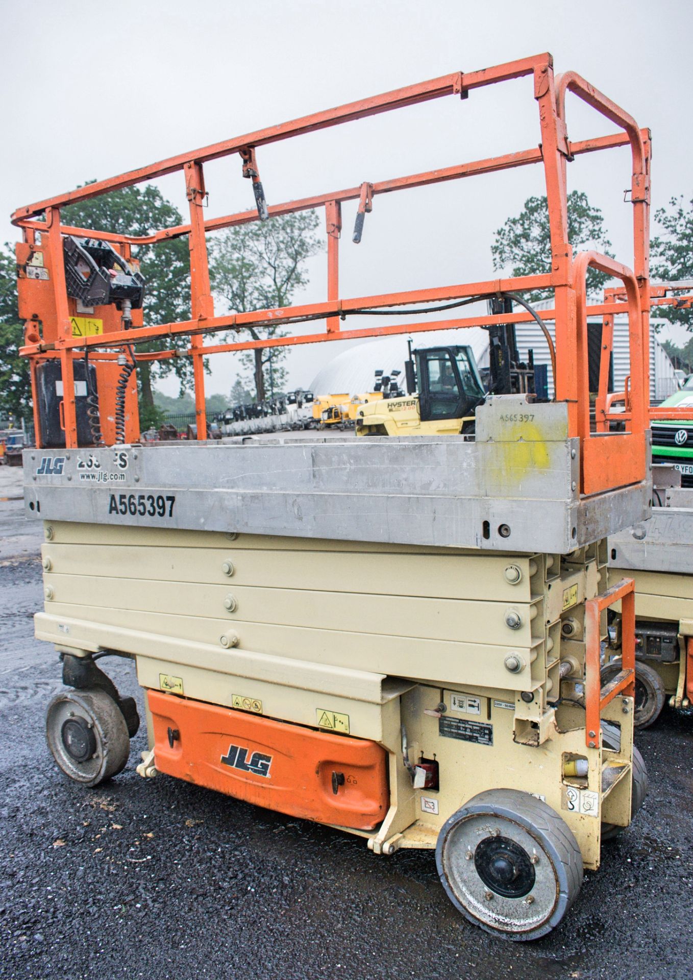 JLG 2630ES battery electric scissor lift Year: 2011 S/N: 1931 Recorded Hours: 329 A565397 - Image 2 of 9