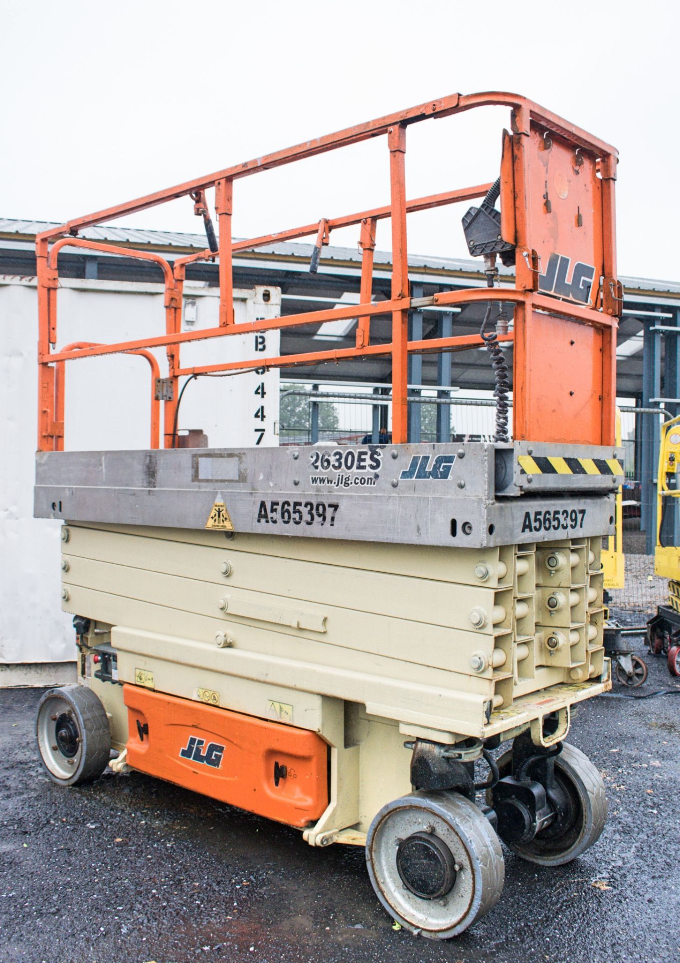JLG 2630ES battery electric scissor lift Year: 2011 S/N: 1931 Recorded Hours: 329 A565397