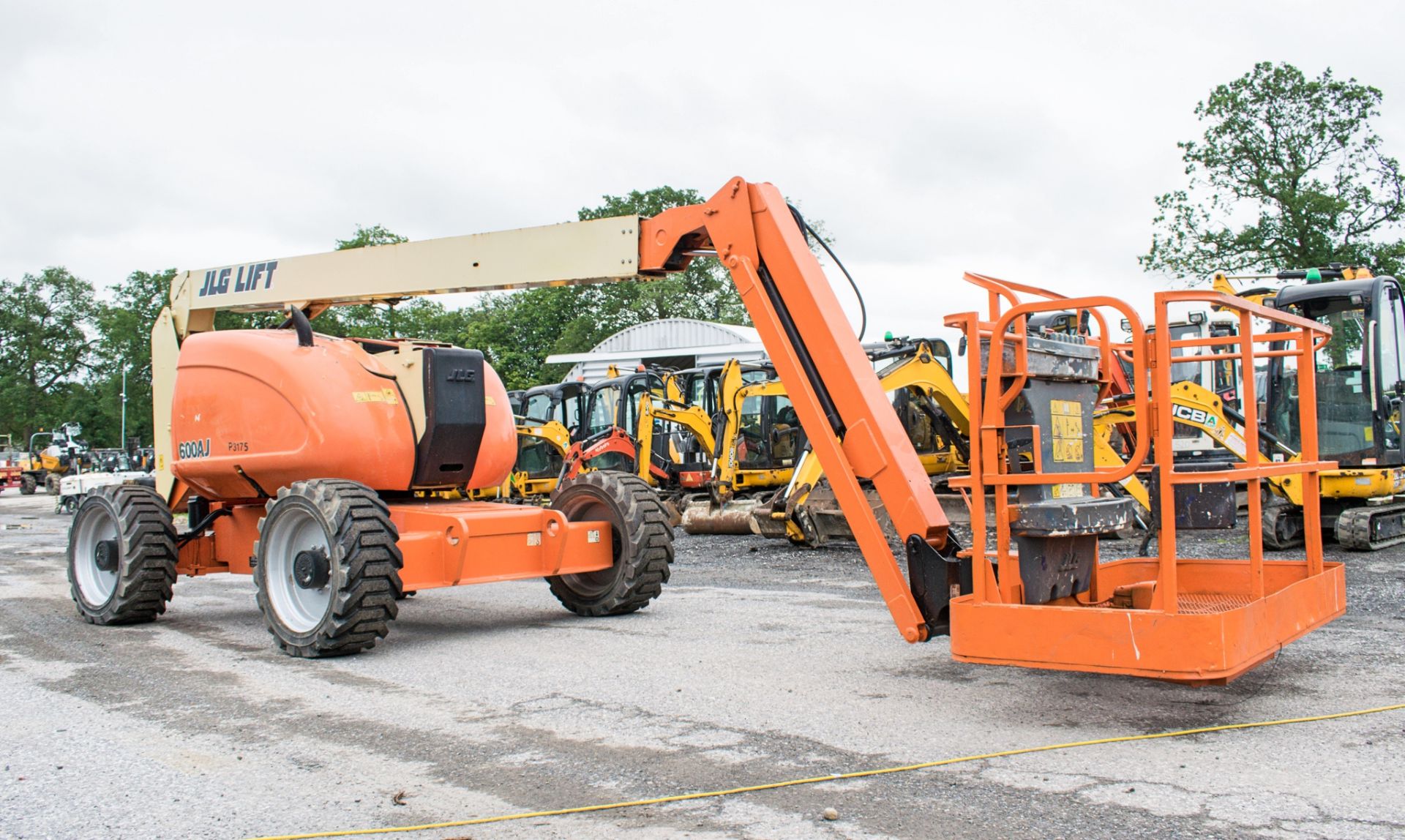 JLG 600AJ 60 ft diesel driven 4WD articulated boom lift Year: 2008 S/N: 123422 Recorded Hours: - Image 2 of 19