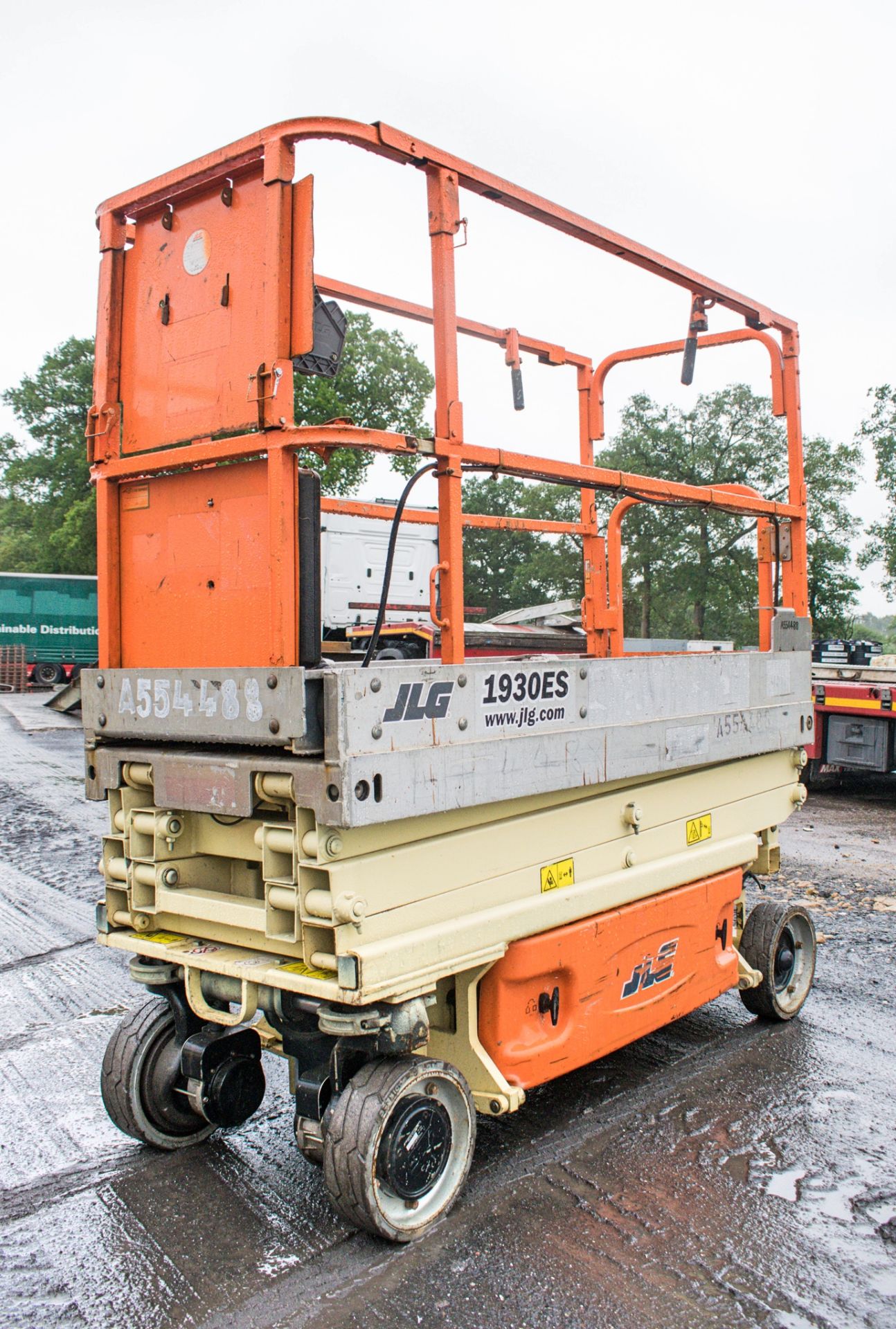 JLG 1930ES battery electric scissor lift Year: 2011 S/N: 24915 Recorded Hours: 215 A554488 - Image 2 of 8