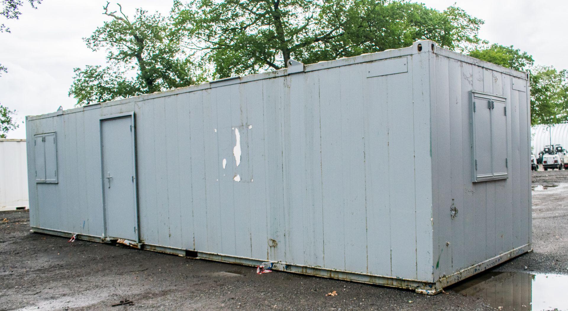 32 ft x 10 ft steel anti-vandal office site unit c/w keys BB800281