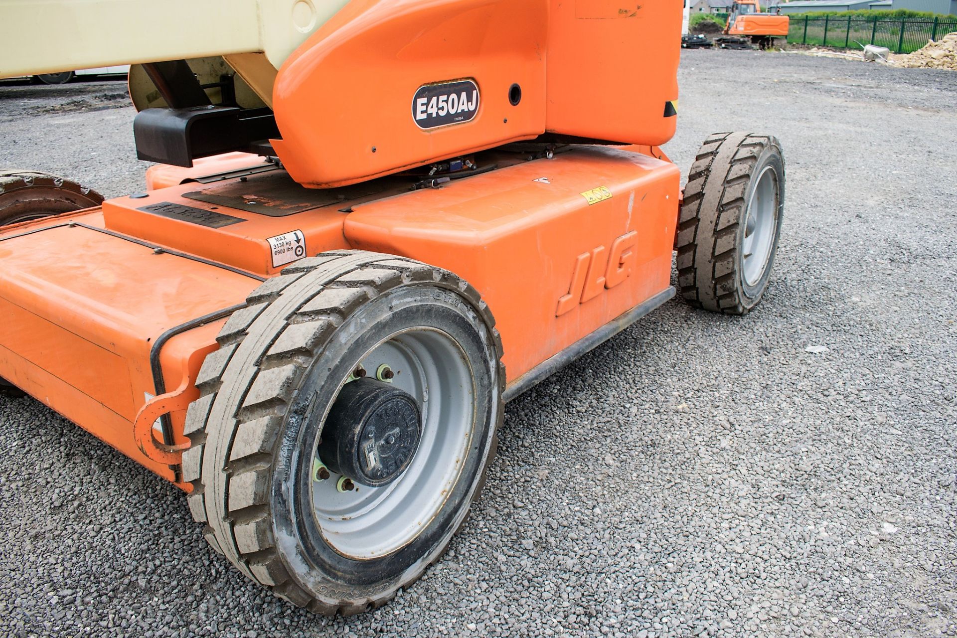 JLG E450AJ battery electric articulated boom access platform Year: 2014 S/N: 189435 Recorded - Image 11 of 18