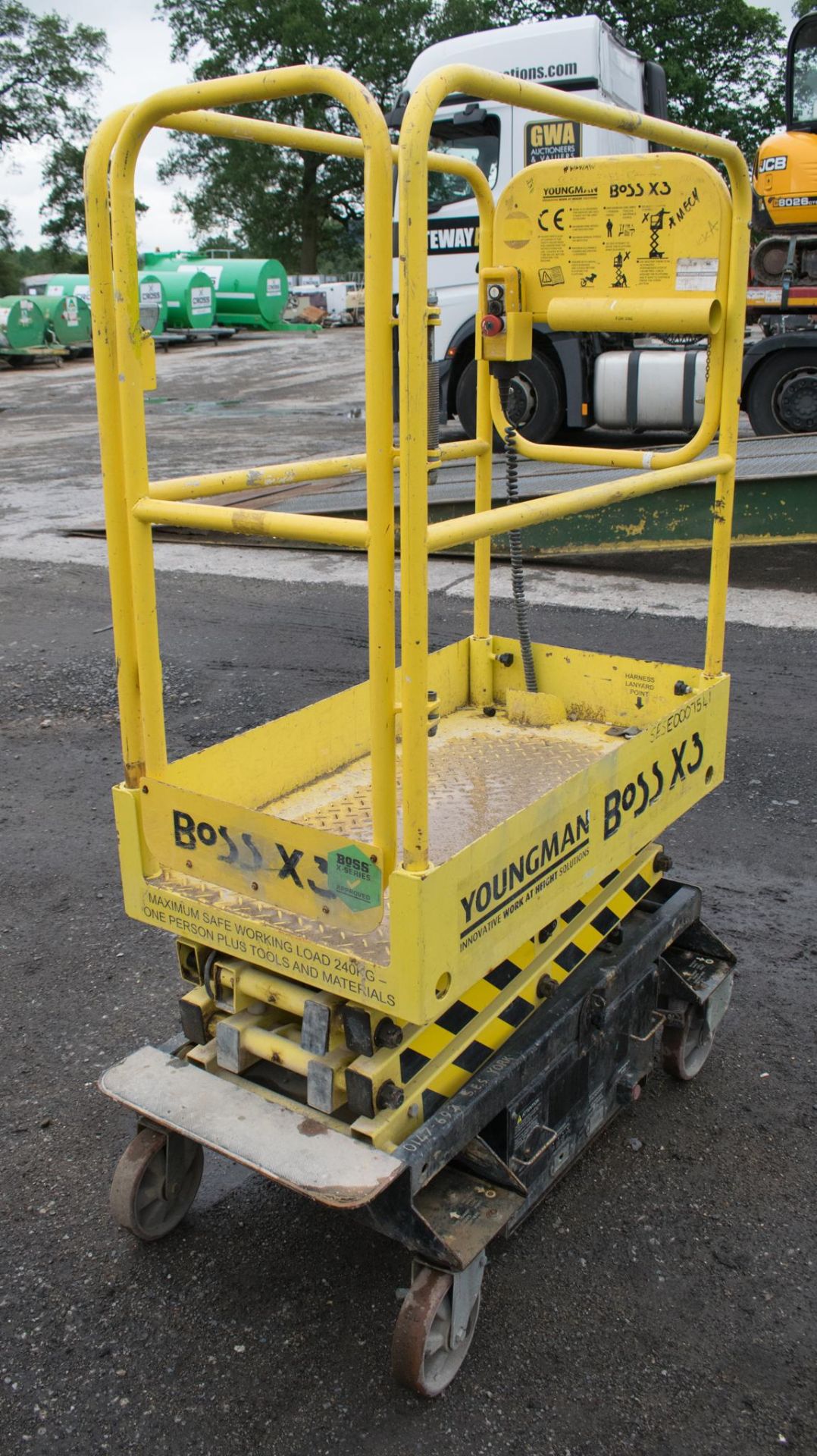 Boss X3 battery electric push around access platform Year: 2013 S/N: 11975 SESE0007541 - Image 2 of 4