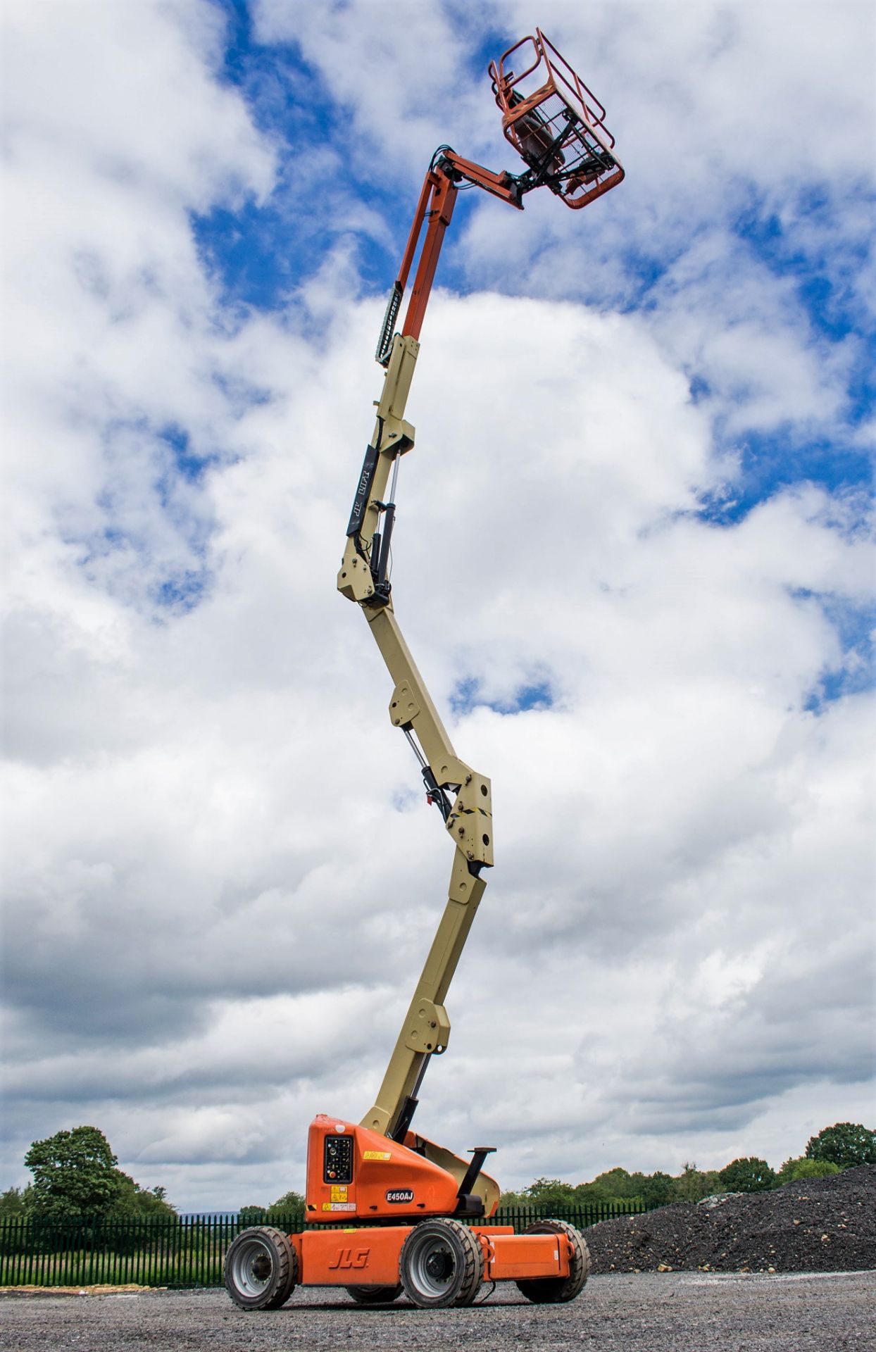 JLG E450AJ battery electric articulated boom access platform Year: 2014 S/N: 189435 Recorded - Image 13 of 18