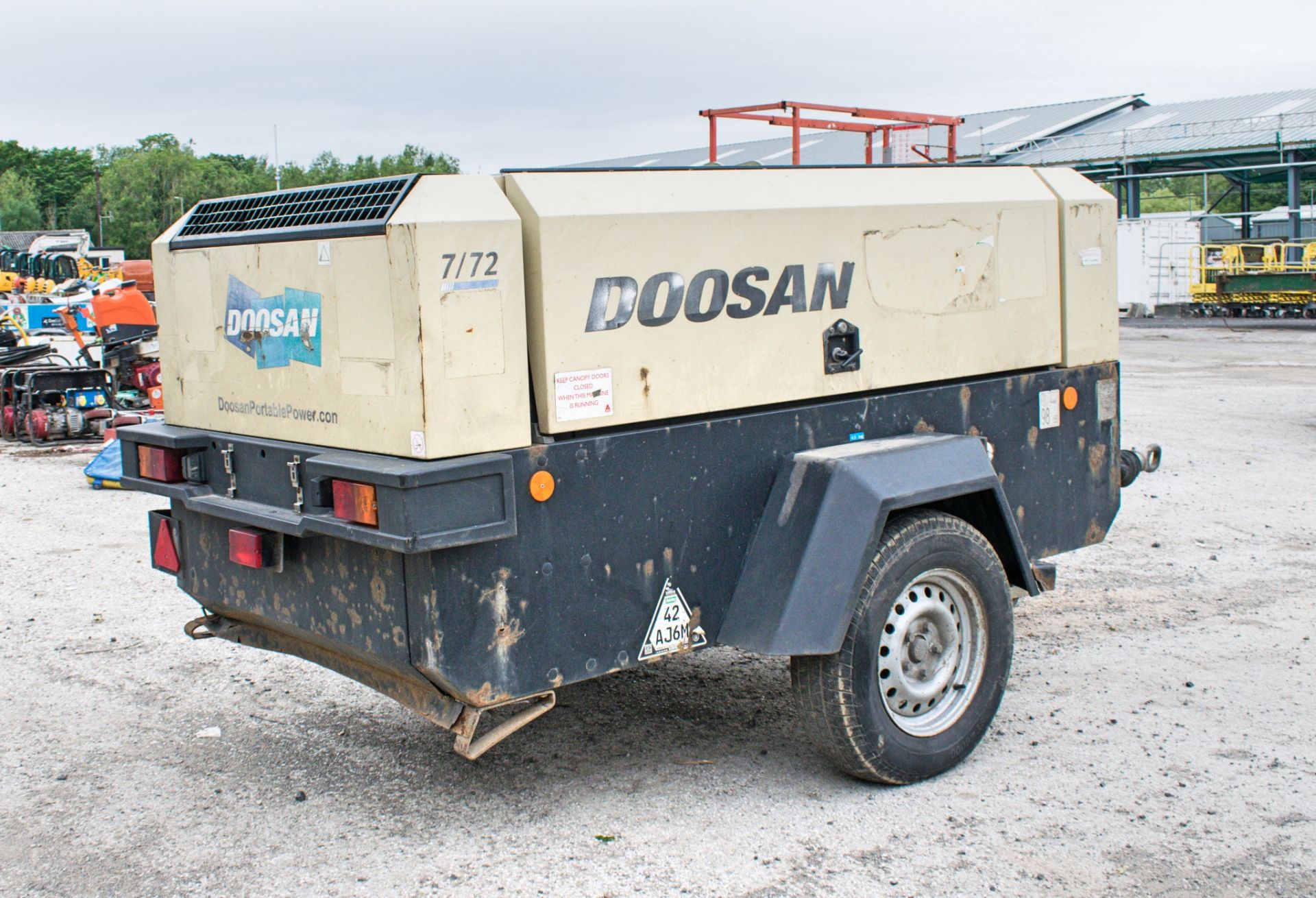 Doosan 7/72 260 cfm diesel driven fast tow air compressor Year: 2014 S/N: S42115 Recorded Hours: 711 - Image 2 of 7