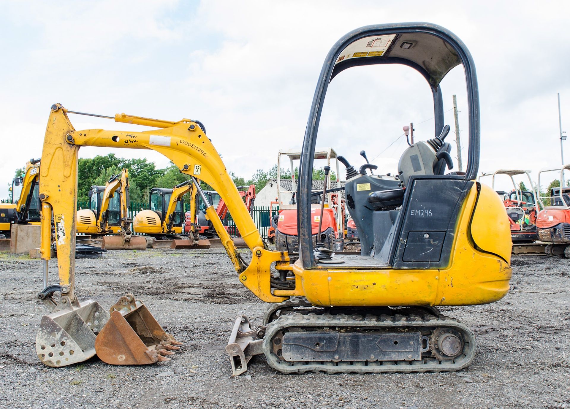 JCB 8014 CTS 1.5 tonne rubber tracked mini excavator Year: 2006 S/N: E1156801 Recorded Hours: 943 - Image 7 of 20