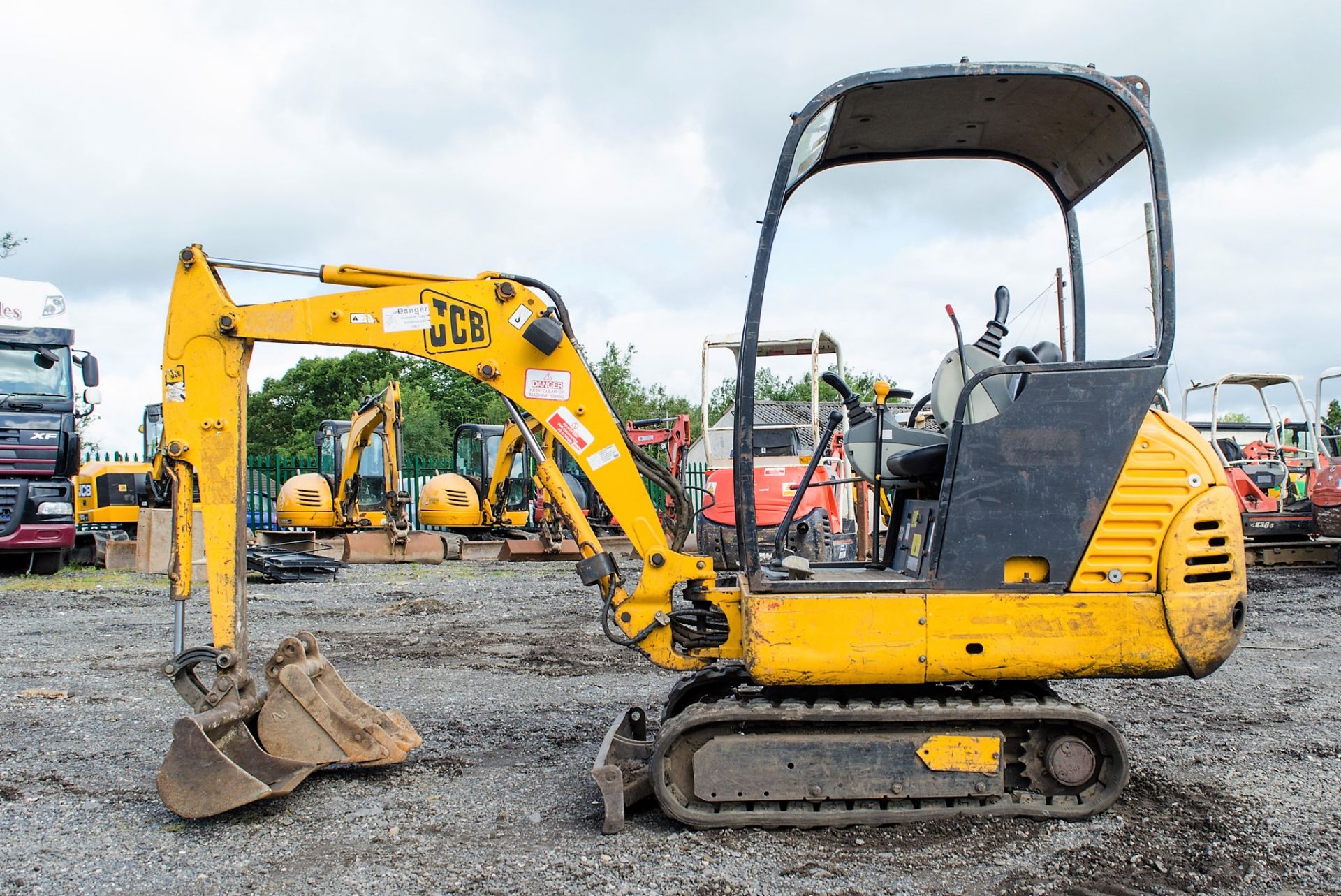 JCB 8014 1.5 tonne rubber tracked mini excavator Year: 2004 S/N: E1021487 Recorded Hours: 4165 blade - Image 7 of 20