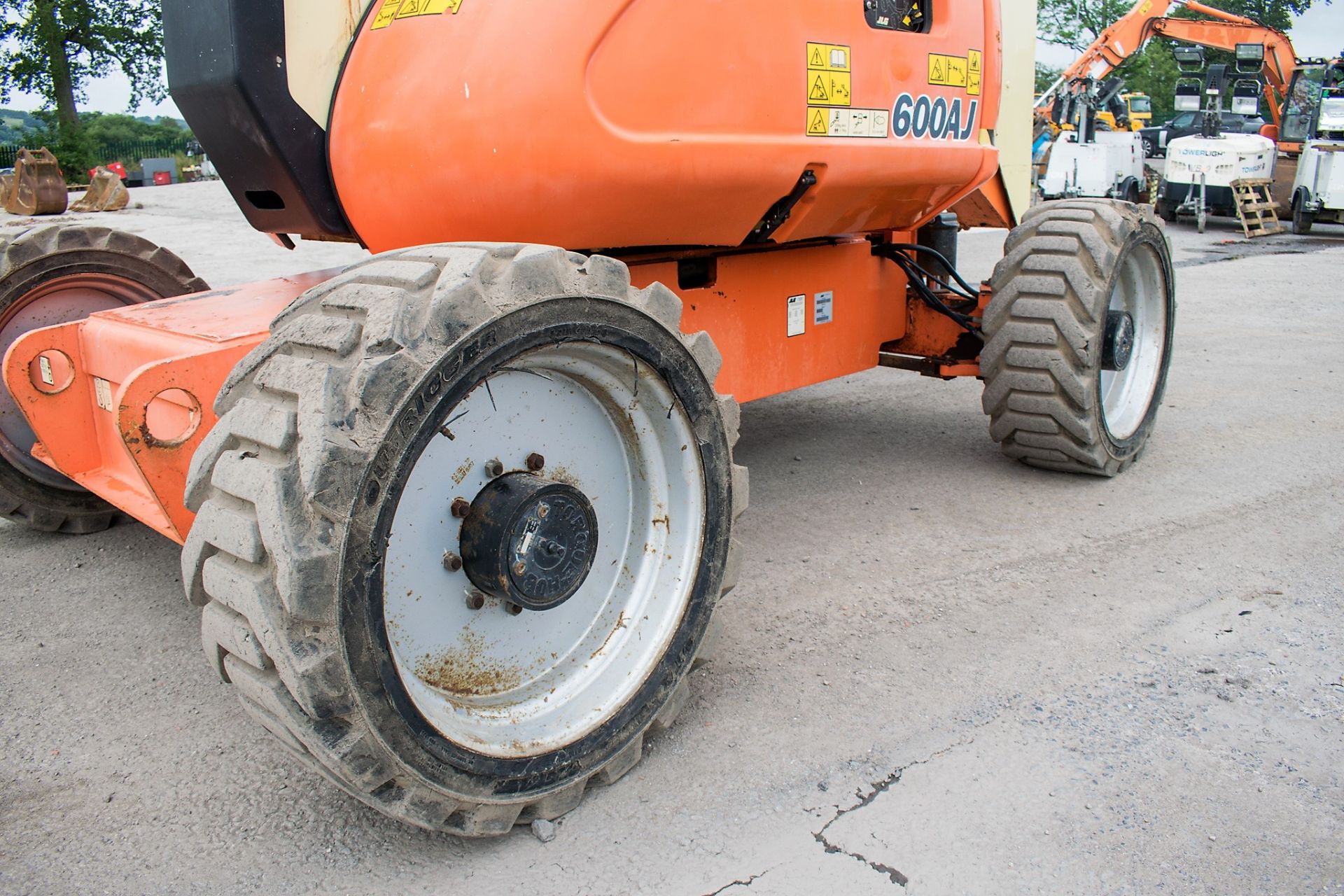 JLG 600AJ diesel driven 4WD articulated boom access platform Year: 2007 S/N: 23275 Recorded Hours: - Image 9 of 17