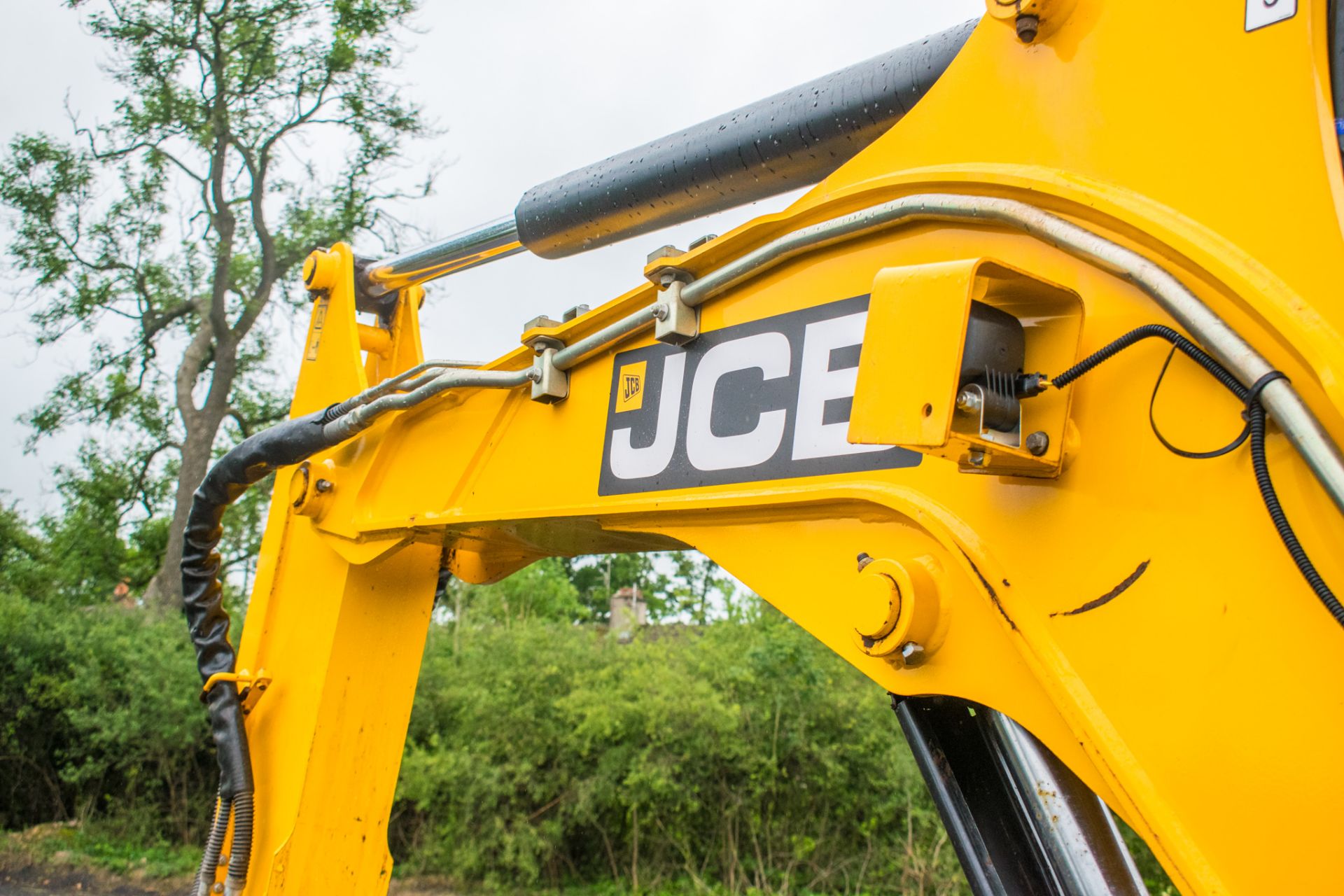 JCB 85 Z-1 8 tonne rubber tracked excavator Year: 2016 S/N:2500941 Recorded Hours: 2776 piped, - Image 27 of 44