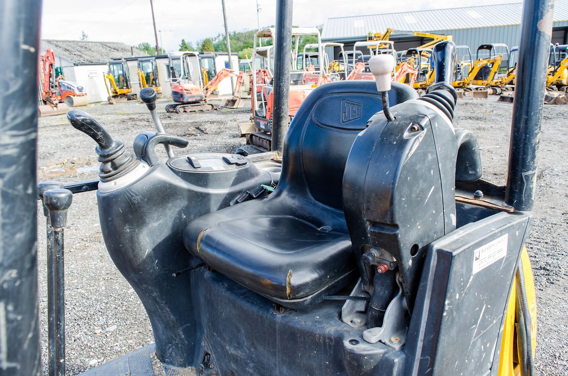 JCB 8014 CTS 1.5 tonne rubber tracked mini excavator Year: 2011 S/N: 1627296 Recorded Hours: 1655 - Image 16 of 19