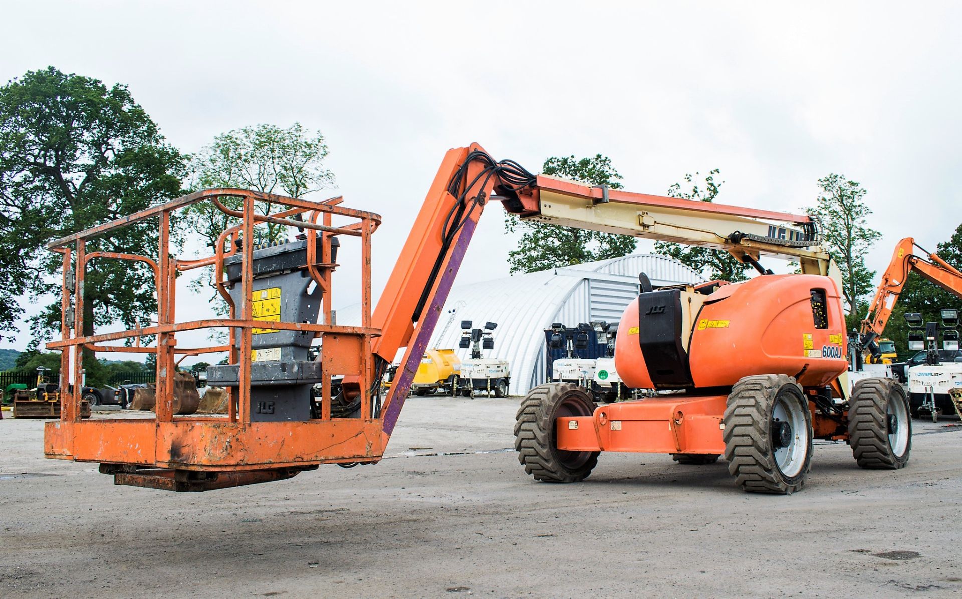 JLG 600AJ diesel driven 4WD articulated boom access platform Year: 2007 S/N: 23275 Recorded Hours: