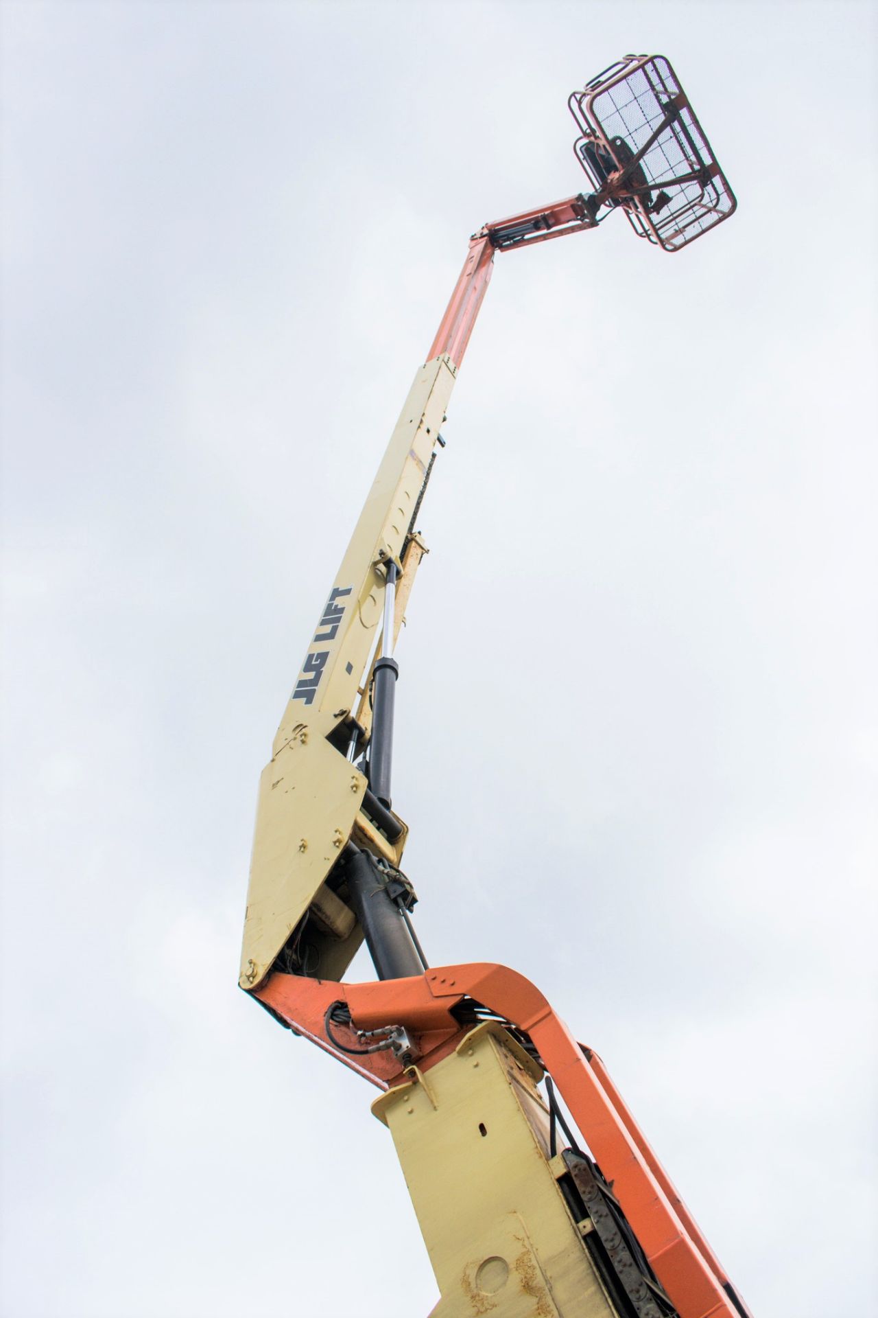 JLG 600AJ diesel driven 4WD articulated boom access platform Year: 2007 S/N: 23275 Recorded Hours: - Image 12 of 17