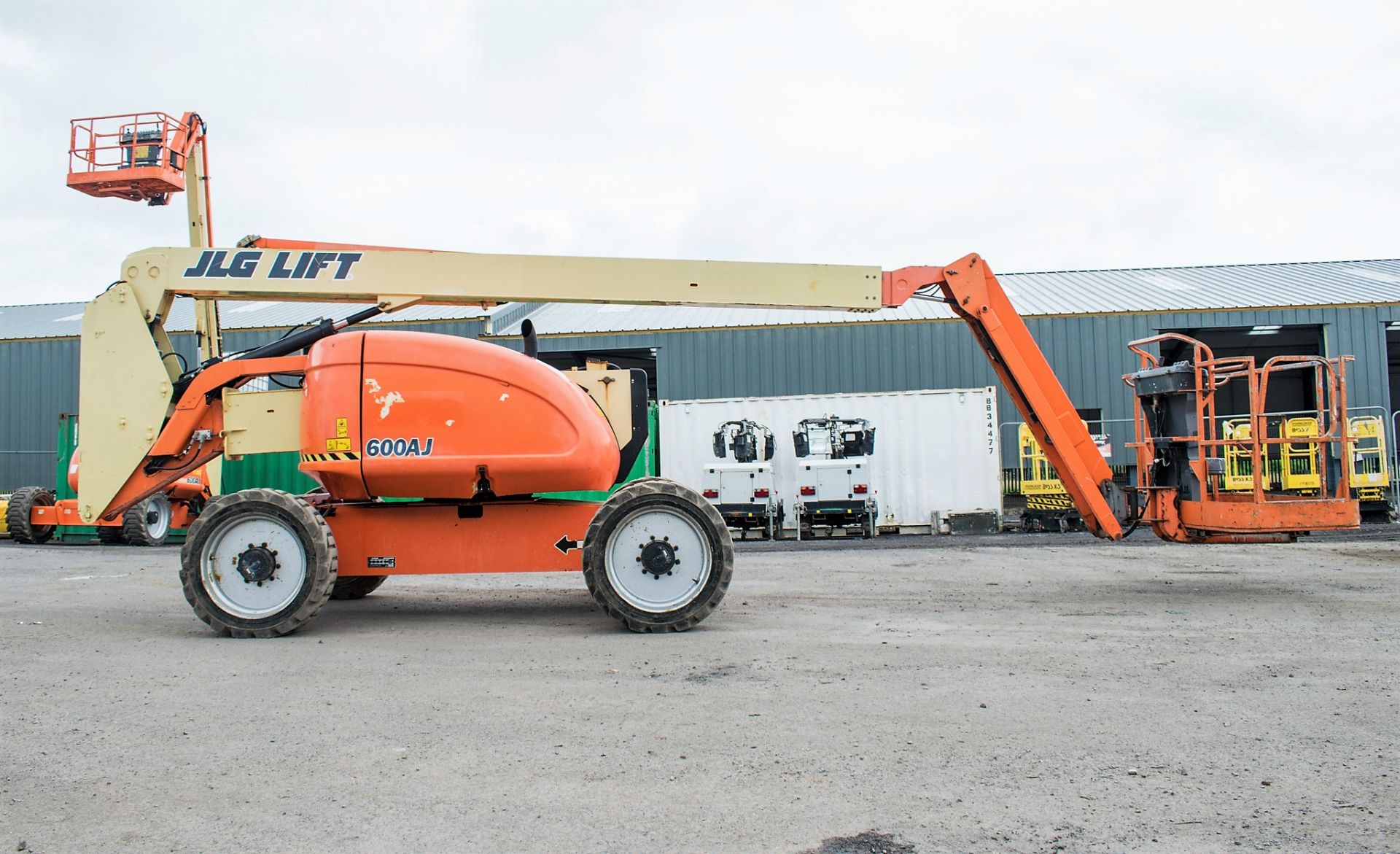 JLG 600AJ diesel driven 4WD articulated boom access platform Year: 2007 S/N: 23275 Recorded Hours: - Image 7 of 17