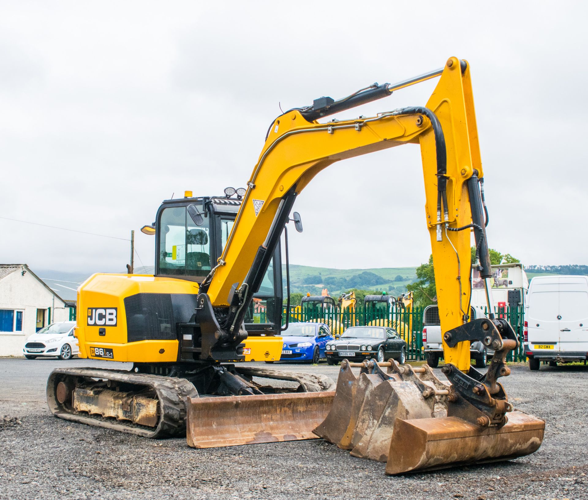 JCB 86 C-1 8 tonne rubber tracked excavator Year: 2017 S/N: 42716 Recorded Hours: 2530 piped, blade, - Image 2 of 19
