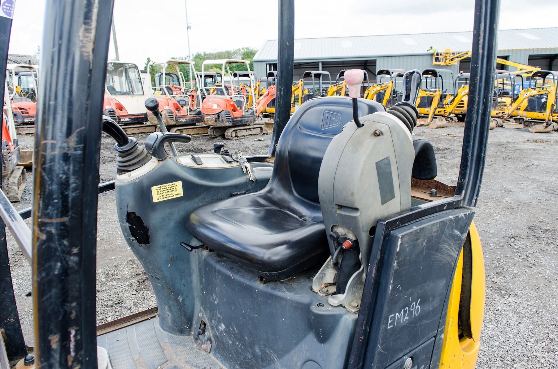 JCB 8014 CTS 1.5 tonne rubber tracked mini excavator Year: 2006 S/N: E1156801 Recorded Hours: 943 - Image 16 of 20