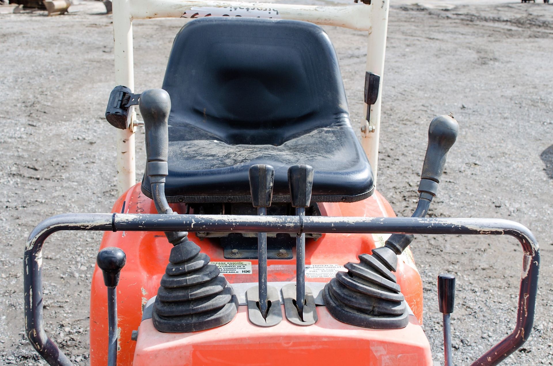 Kubota K008-3 0.8 tonne rubber tracked micro excavator Year: 2007 S/N: 17838 Recorded Hours: 2350 - Image 17 of 19