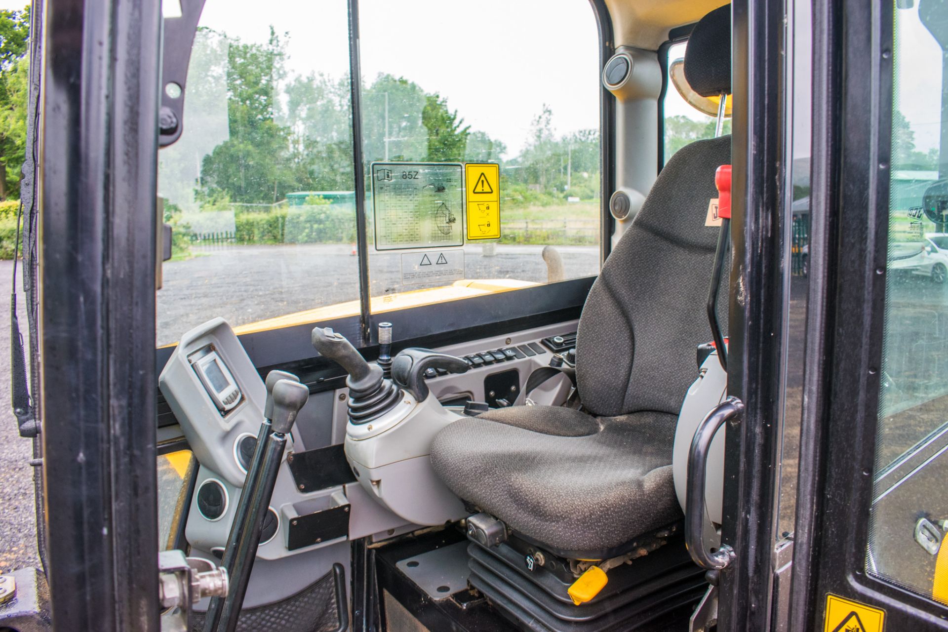 JCB 85 Z-1 8 tonne rubber tracked excavator Year: 2016 S/N:2500941 Recorded Hours: 2776 piped, - Image 35 of 44