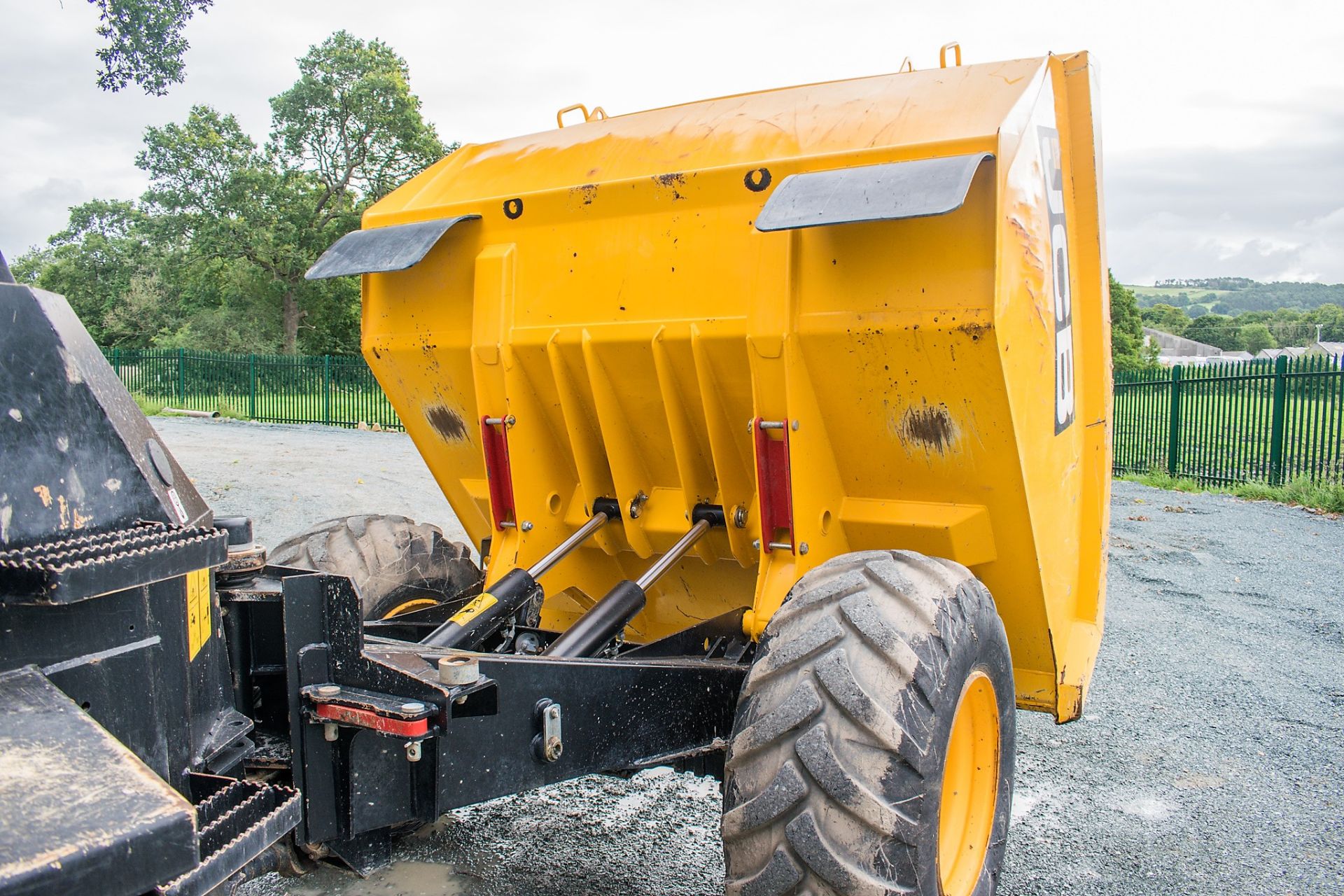 JCB 9T FT 9 tonne straight skip dumper Reg No: MA67 NUH   c/w V5 Road Reg Certificate Year: 2017 S/ - Image 11 of 20