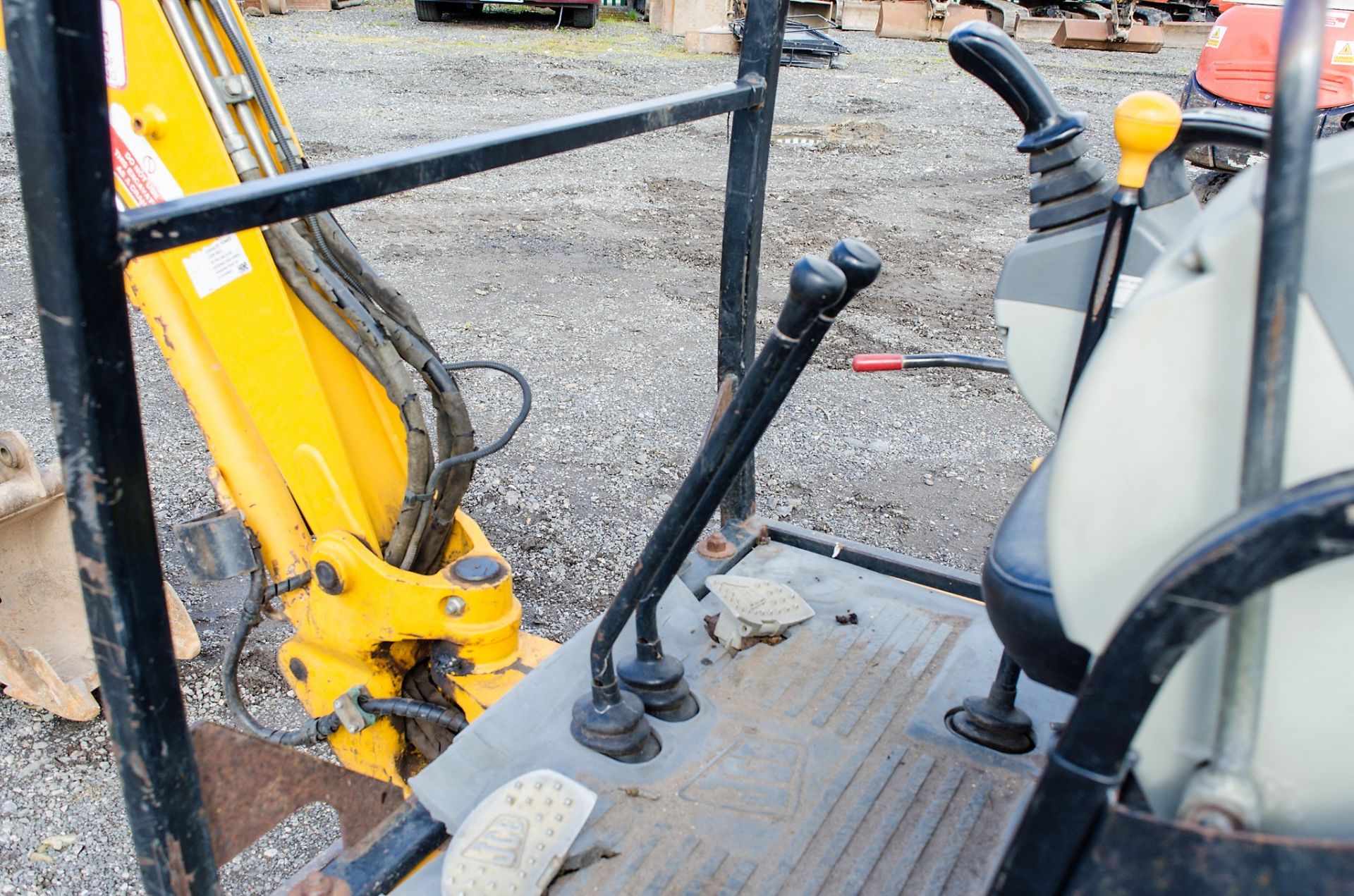 JCB 8014 1.5 tonne rubber tracked mini excavator Year: 2004 S/N: E1021487 Recorded Hours: 4165 blade - Image 18 of 20