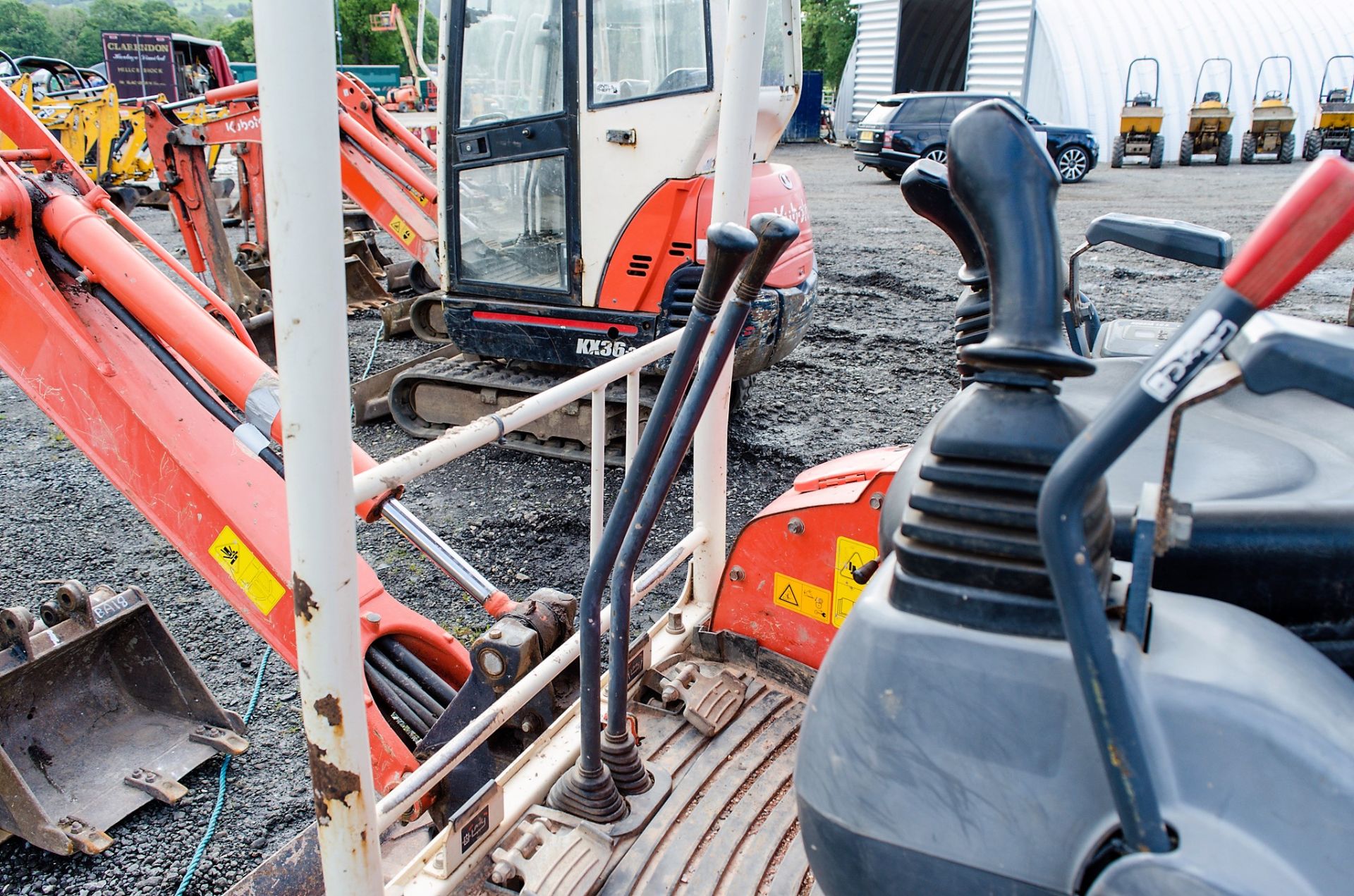 Kubota U17-3 1.7 tonne rubber tracked mini excavator Year: 2011 S/N: H13948 Recorded Hours: 2779 - Image 18 of 20