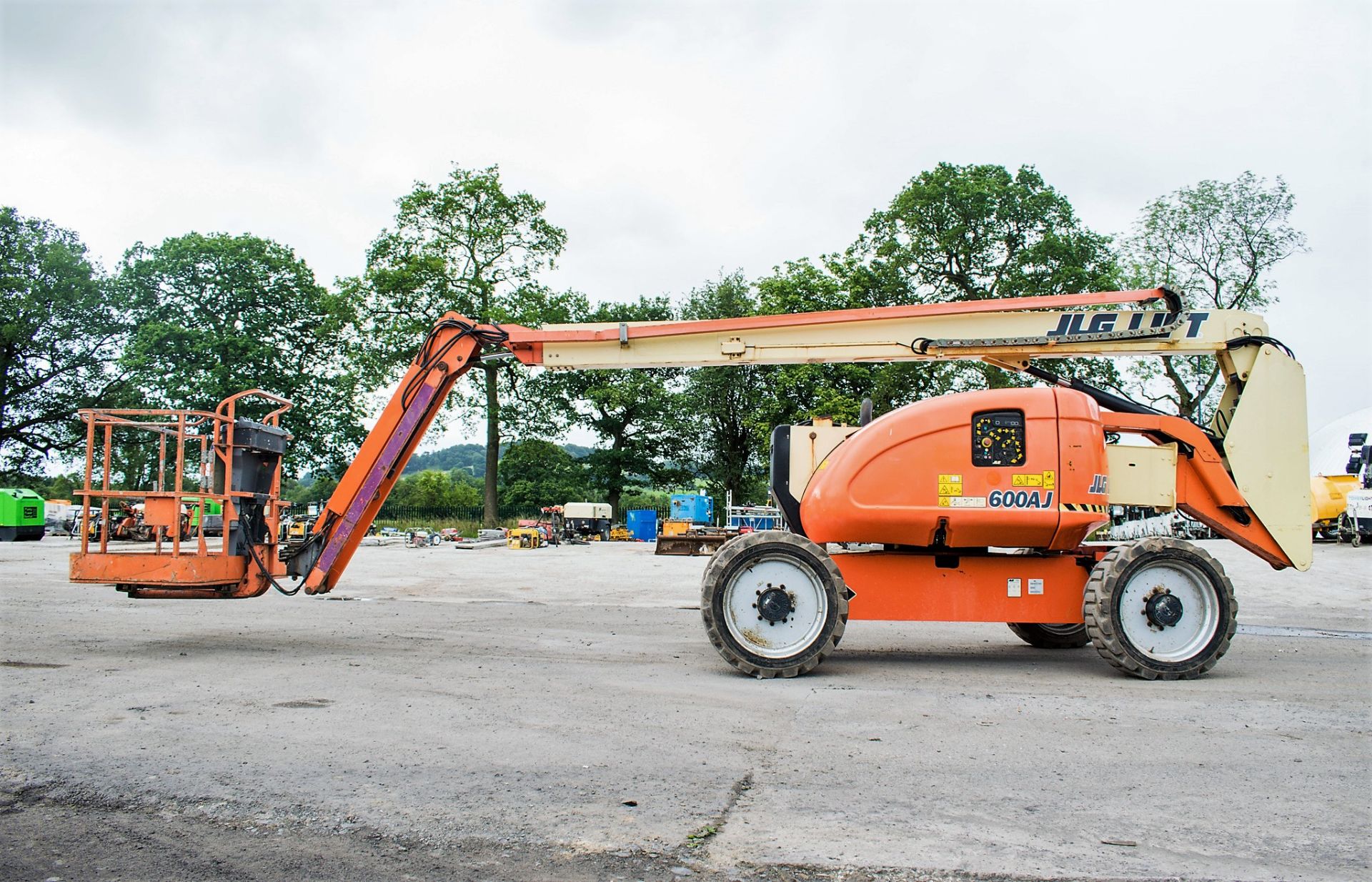 JLG 600AJ diesel driven 4WD articulated boom access platform Year: 2007 S/N: 23275 Recorded Hours: - Image 8 of 17