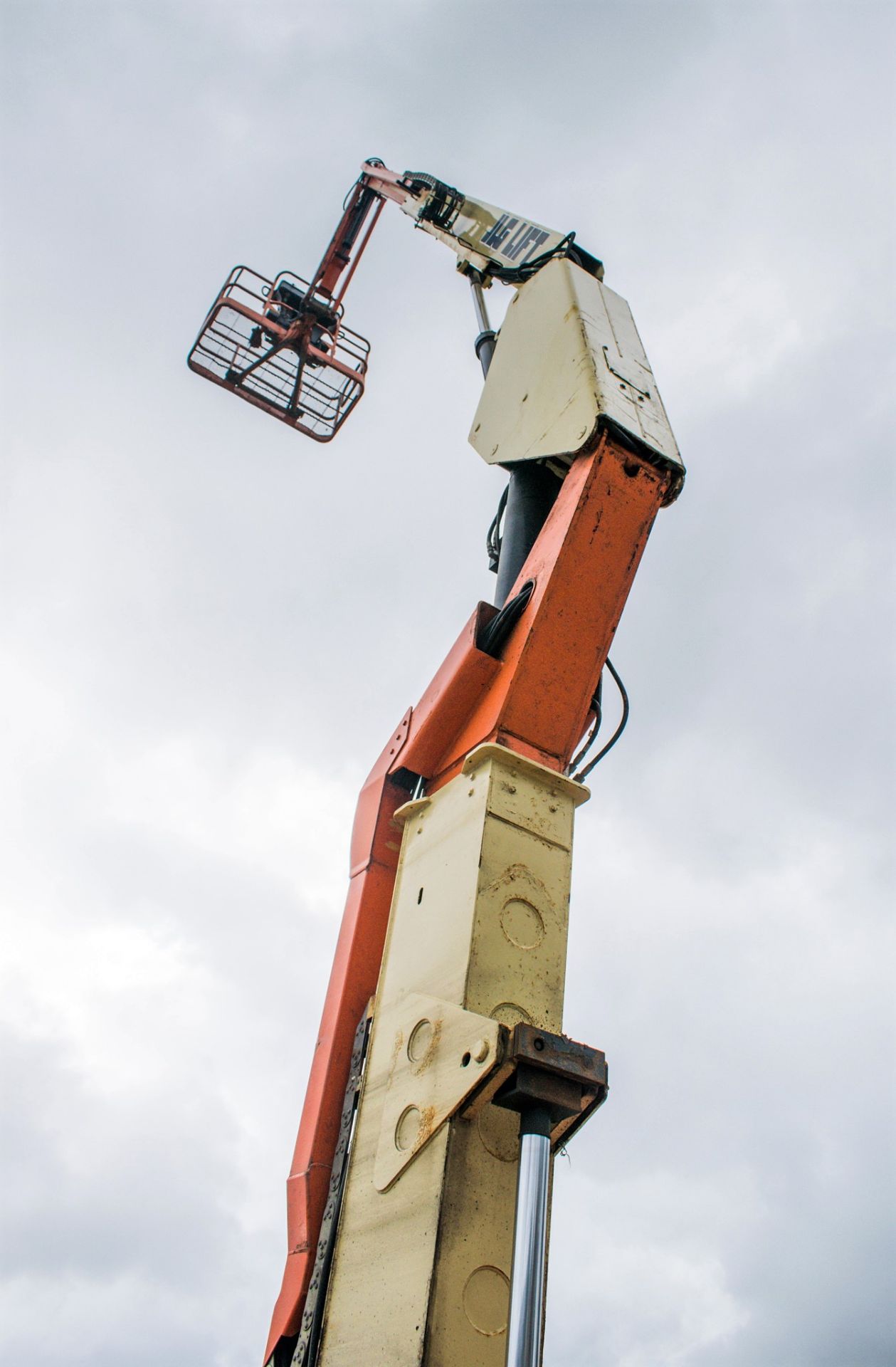 JLG 600AJ diesel driven 4WD articulated boom access platform Year: 2007 S/N: 23275 Recorded Hours: - Image 13 of 17