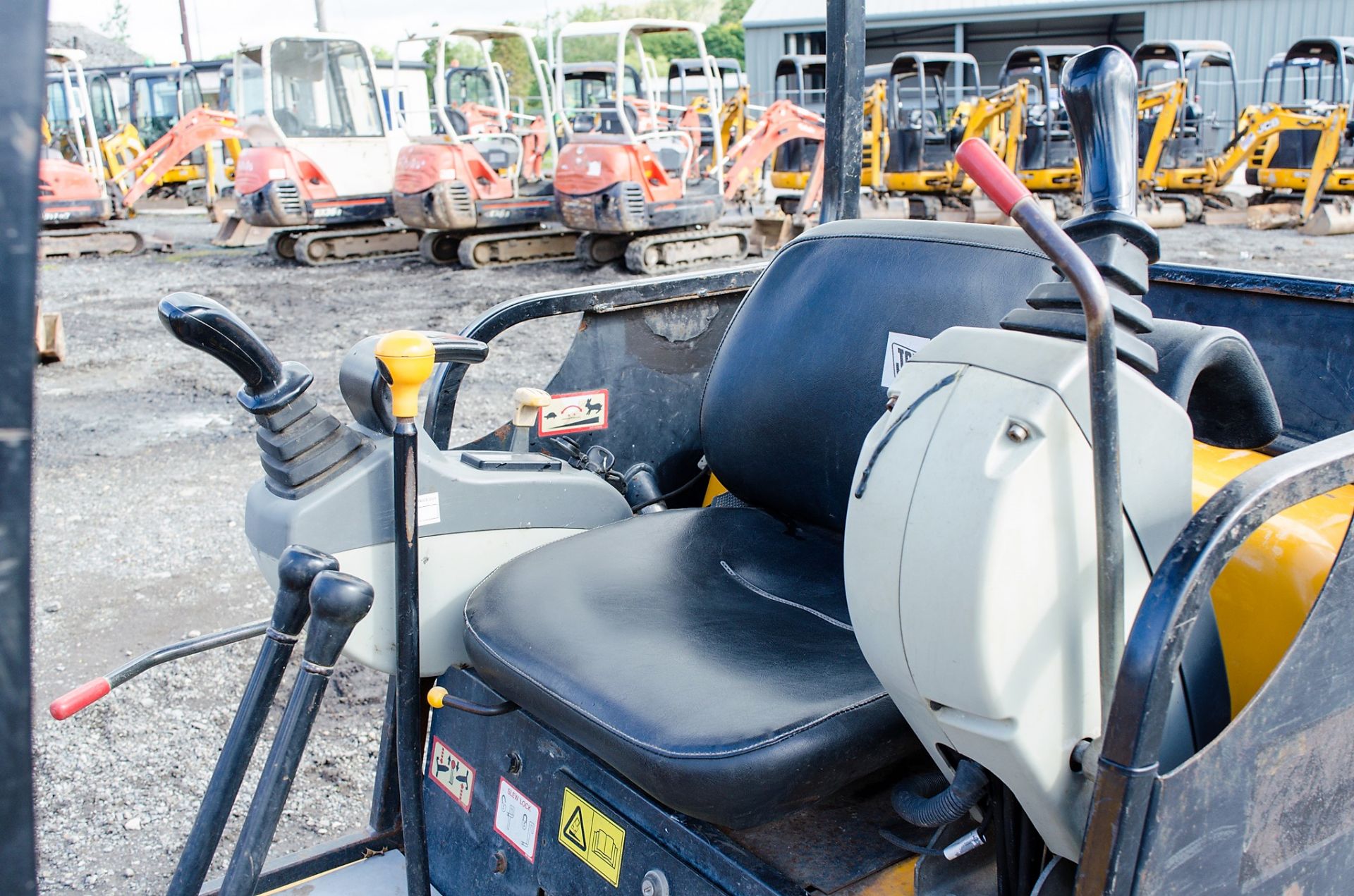 JCB 8014 1.5 tonne rubber tracked mini excavator Year: 2004 S/N: E1021487 Recorded Hours: 4165 blade - Image 16 of 20