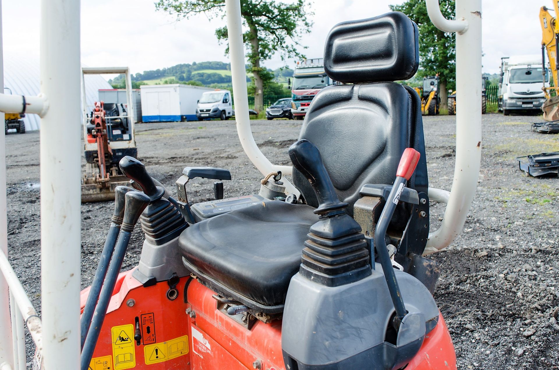 Kubota U17-3 1.7 tonne rubber tracked mini excavator Year: 2011 S/N: H13948 Recorded Hours: 2779 - Image 17 of 20