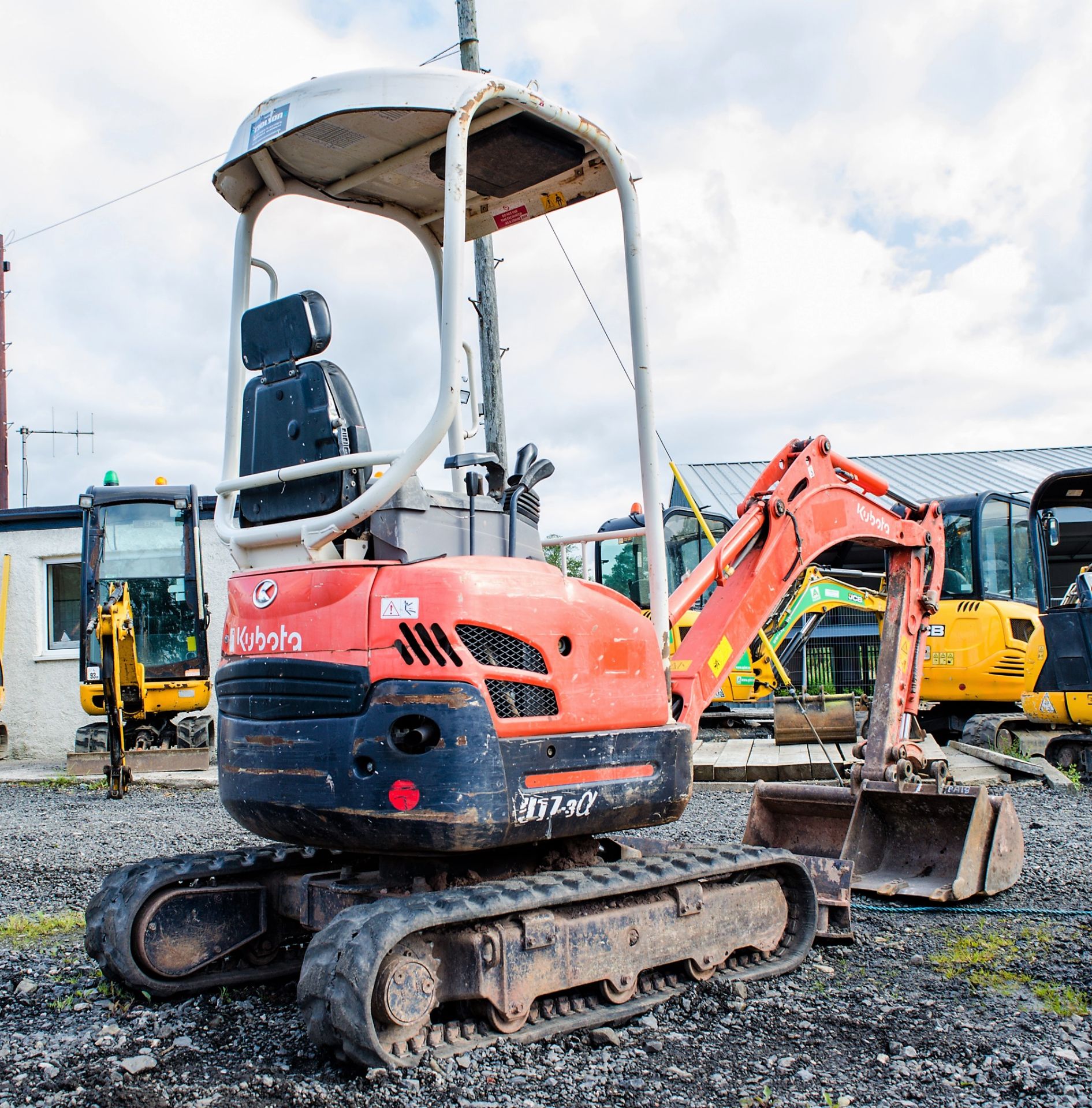 Kubota U17-3 1.7 tonne rubber tracked mini excavator Year: 2011 S/N: H13948 Recorded Hours: 2779 - Image 3 of 20