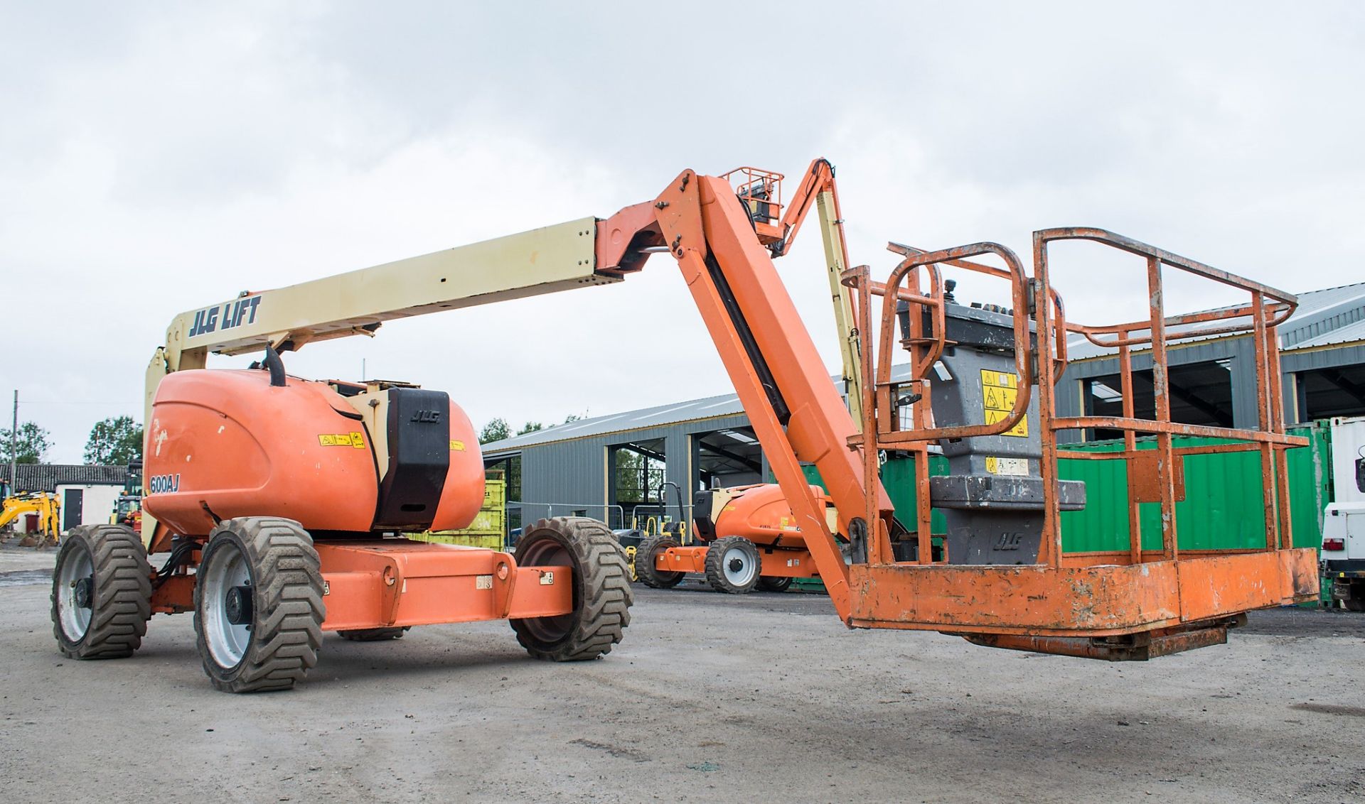 JLG 600AJ diesel driven 4WD articulated boom access platform Year: 2007 S/N: 23275 Recorded Hours: - Image 2 of 17