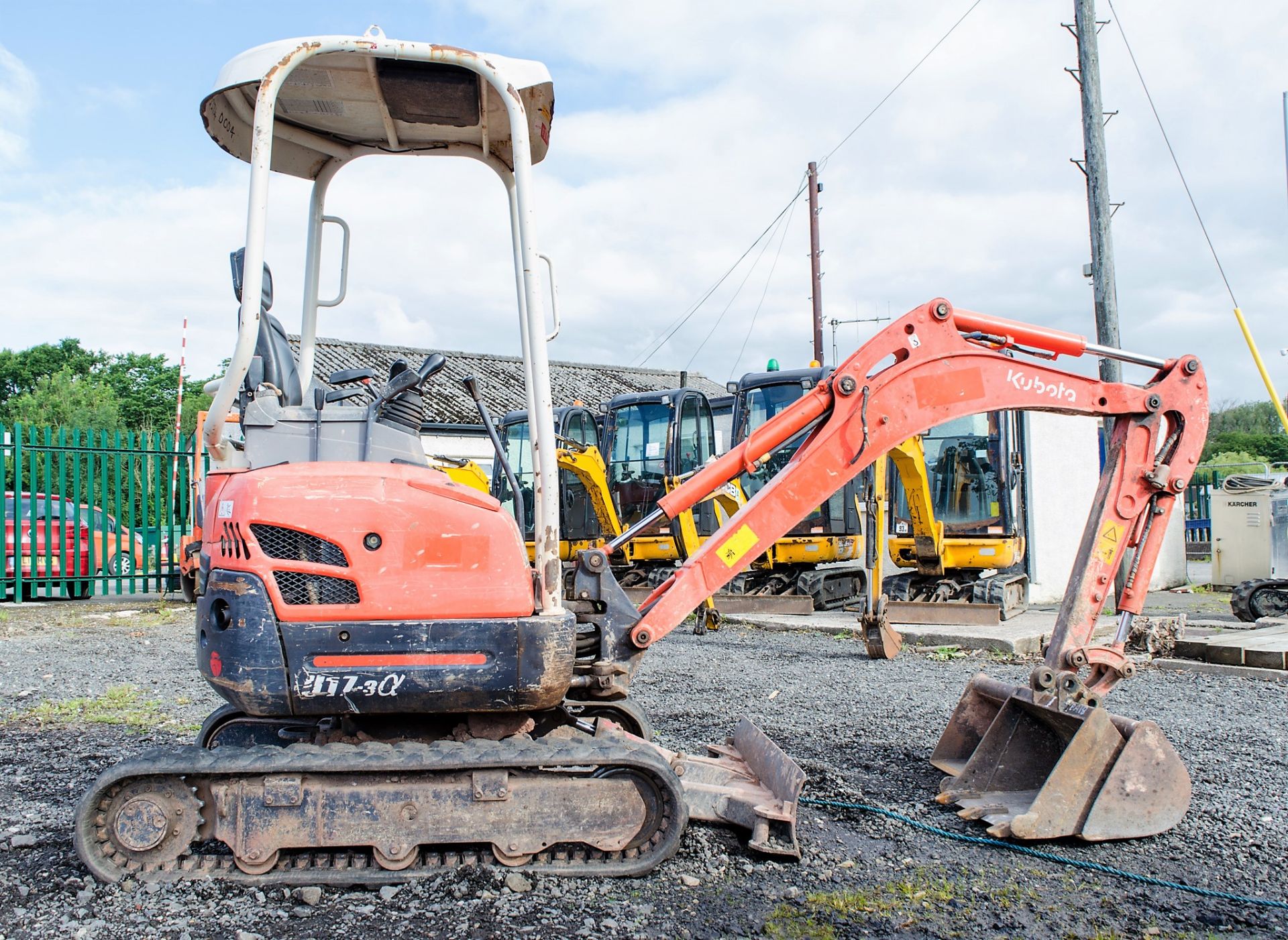 Kubota U17-3 1.7 tonne rubber tracked mini excavator Year: 2011 S/N: H13948 Recorded Hours: 2779 - Image 9 of 20