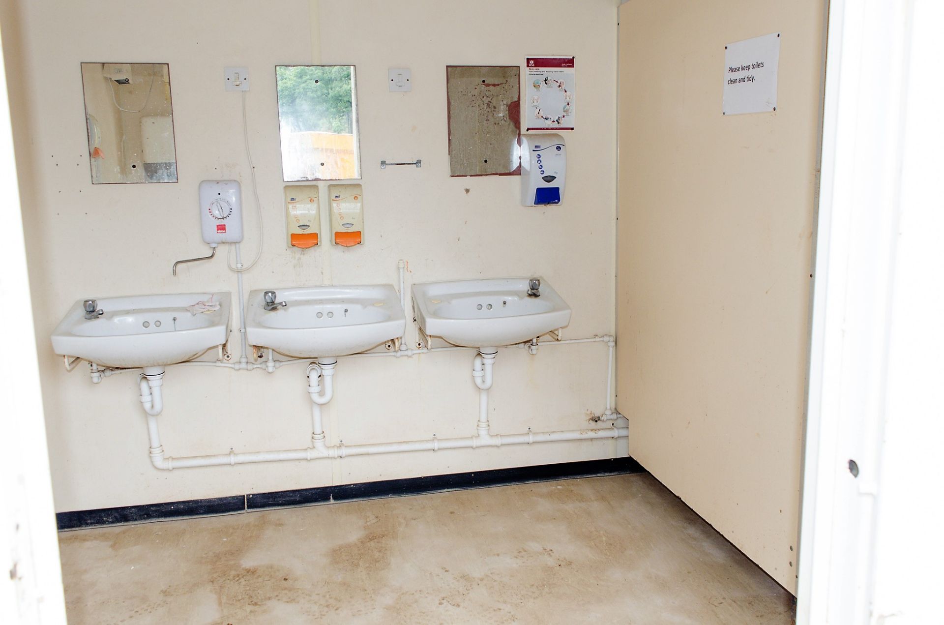 21 ft x 9 ft steel anti vandal toilet/drying room site unit Comprising of 3 urinals, 3 cubicles, 3 - Image 5 of 12