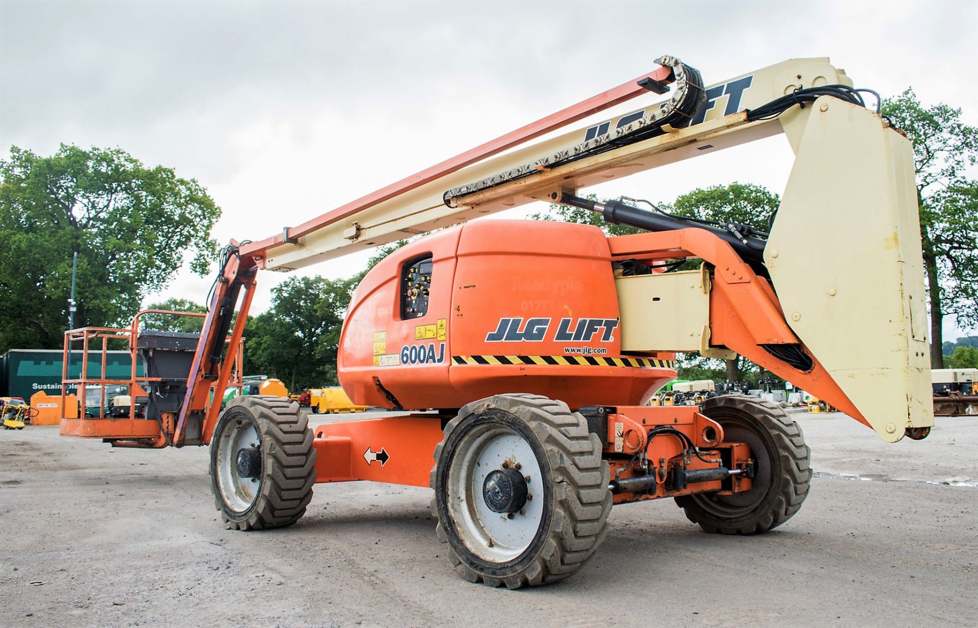 JLG 600AJ diesel driven 4WD articulated boom access platform Year: 2007 S/N: 23275 Recorded Hours: - Image 4 of 17