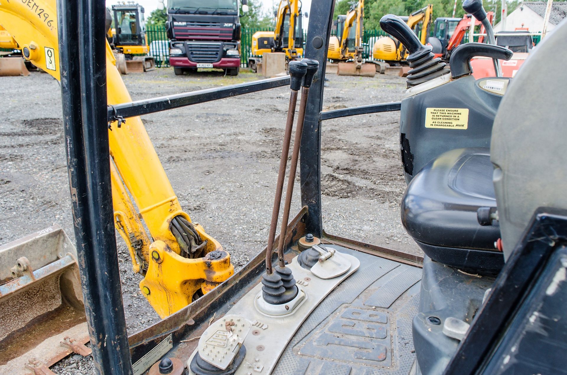 JCB 8014 CTS 1.5 tonne rubber tracked mini excavator Year: 2006 S/N: E1156801 Recorded Hours: 943 - Image 18 of 20