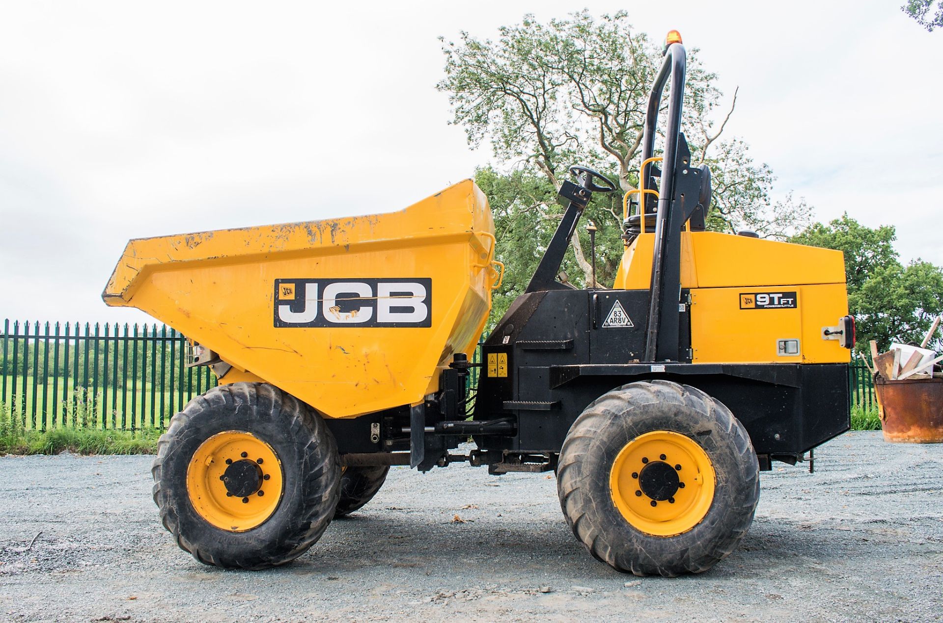 JCB 9T FT 9 tonne straight skip dumper Reg No: MA67 NUH   c/w V5 Road Reg Certificate Year: 2017 S/ - Image 7 of 20