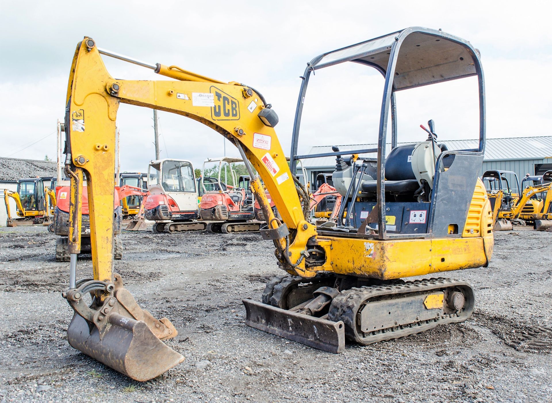 JCB 8014 1.5 tonne rubber tracked mini excavator Year: 2004 S/N: E1021487 Recorded Hours: 4165 blade