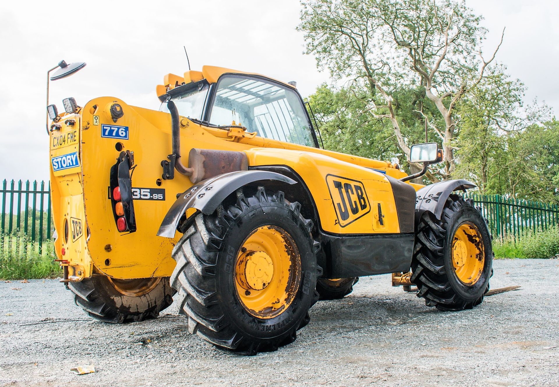 JCB 535-95 9.5 metre telescopic handler Registration Number: CX04 FME Year: 2004 S/N: 1066079 - Image 3 of 22