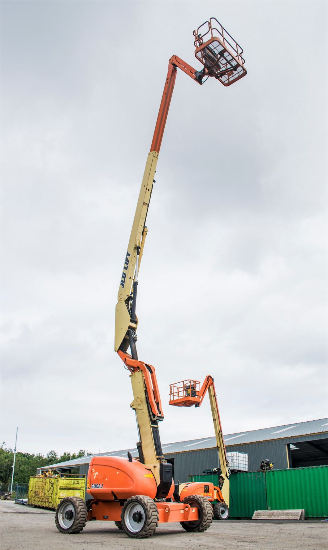 JLG 600AJ diesel driven 4WD articulated boom access platform Year: 2007 S/N: 23275 Recorded Hours: - Image 11 of 17